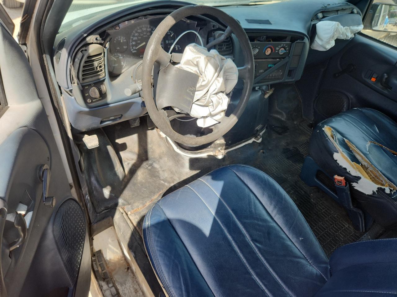 1997 Chevrolet Astro White vin: 1GCDM19W4VB147243