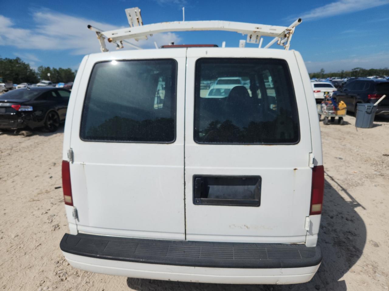 1997 Chevrolet Astro White vin: 1GCDM19W4VB147243