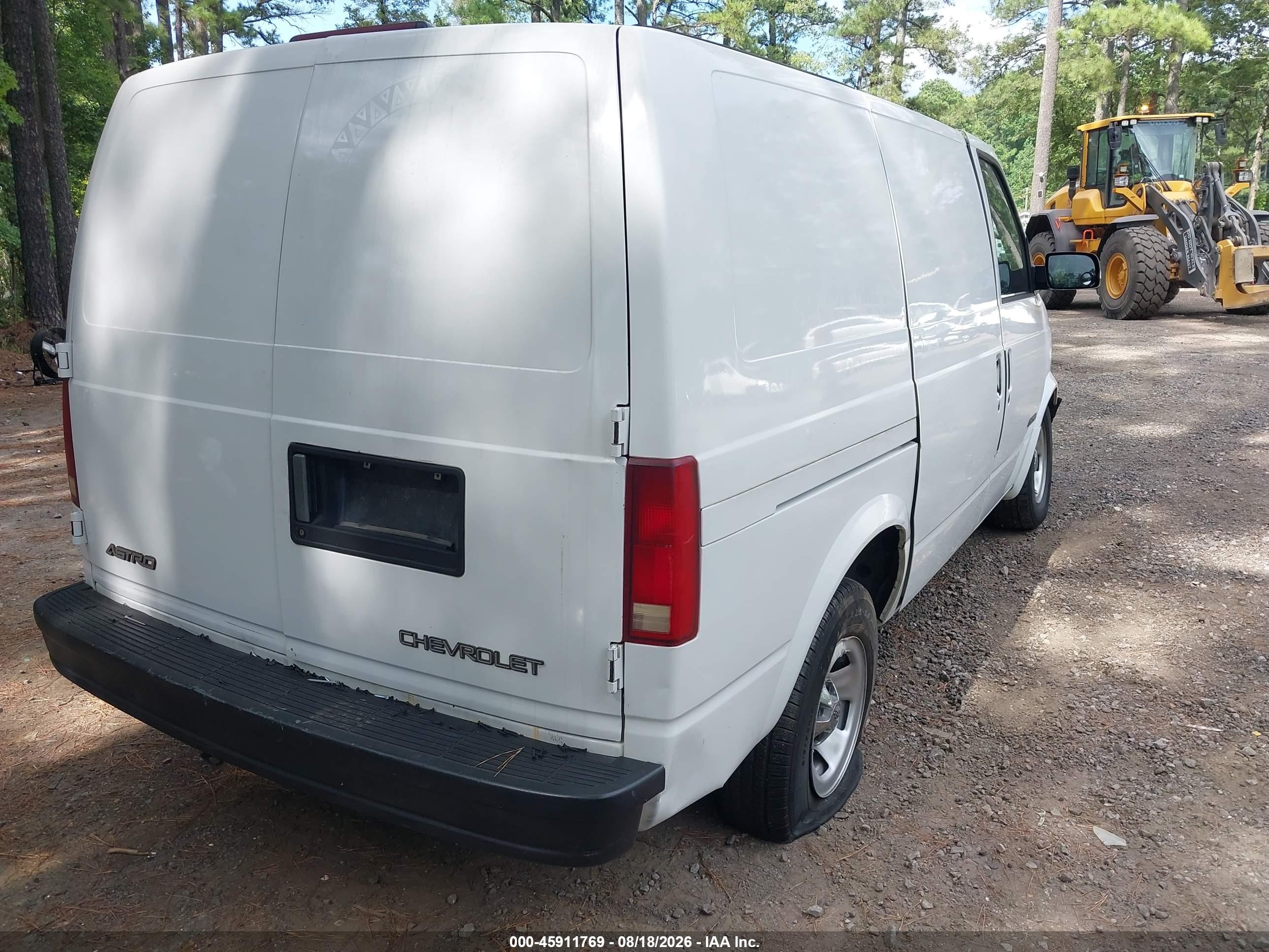 1999 Chevrolet Astro   White vin: 1GCDM19W4XB187552