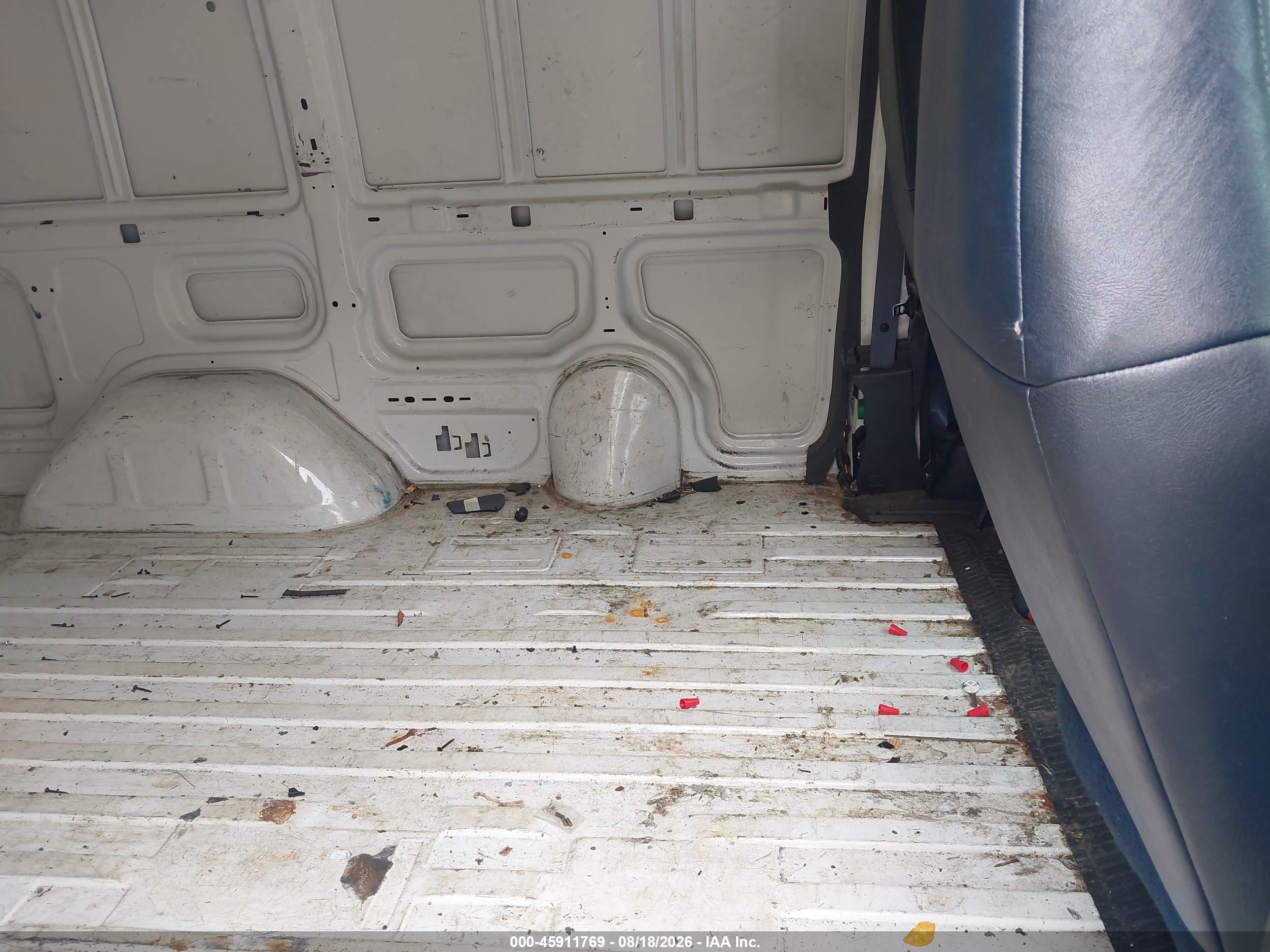 1999 Chevrolet Astro   White vin: 1GCDM19W4XB187552