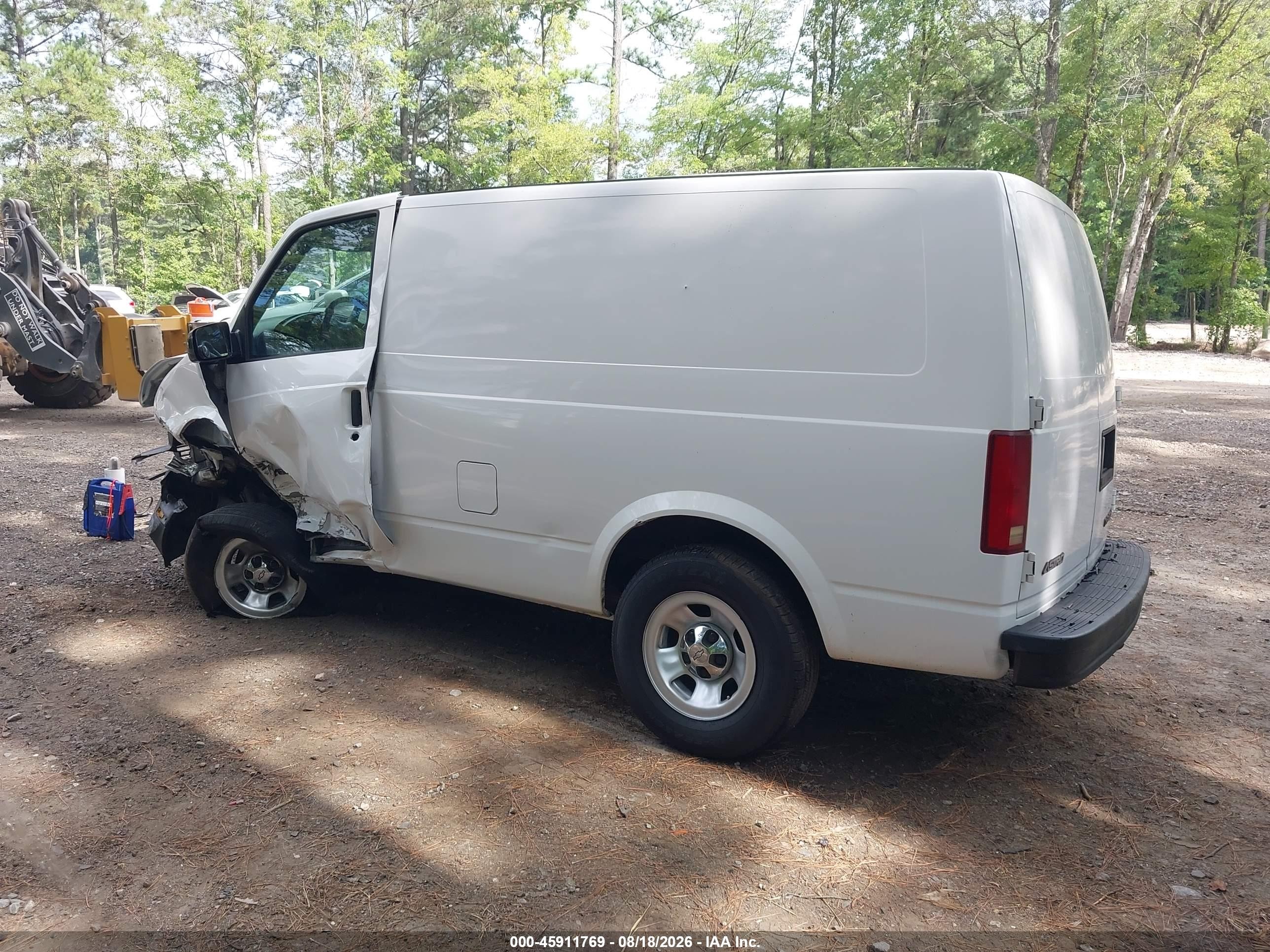1999 Chevrolet Astro   White vin: 1GCDM19W4XB187552