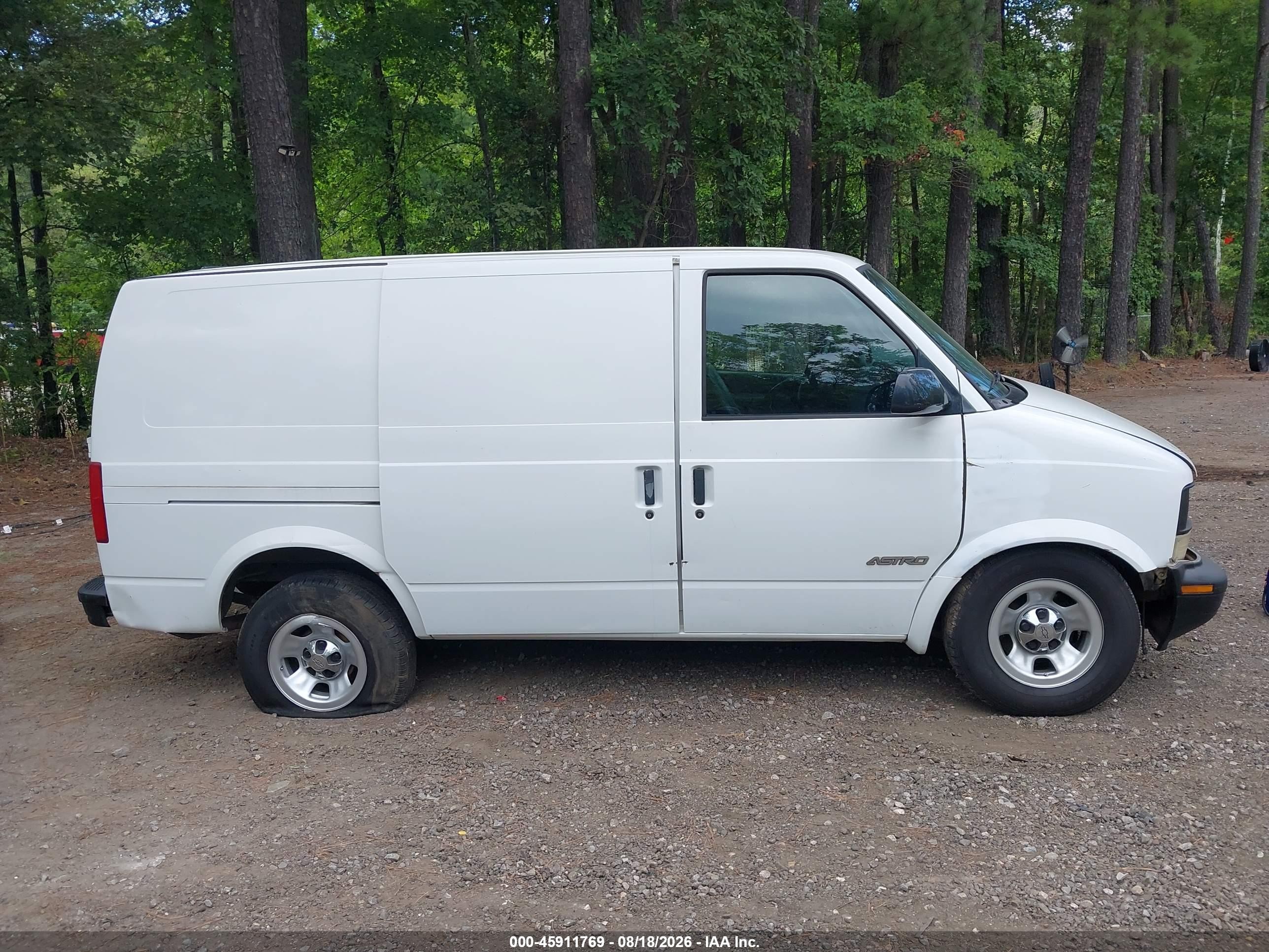 1999 Chevrolet Astro   White vin: 1GCDM19W4XB187552