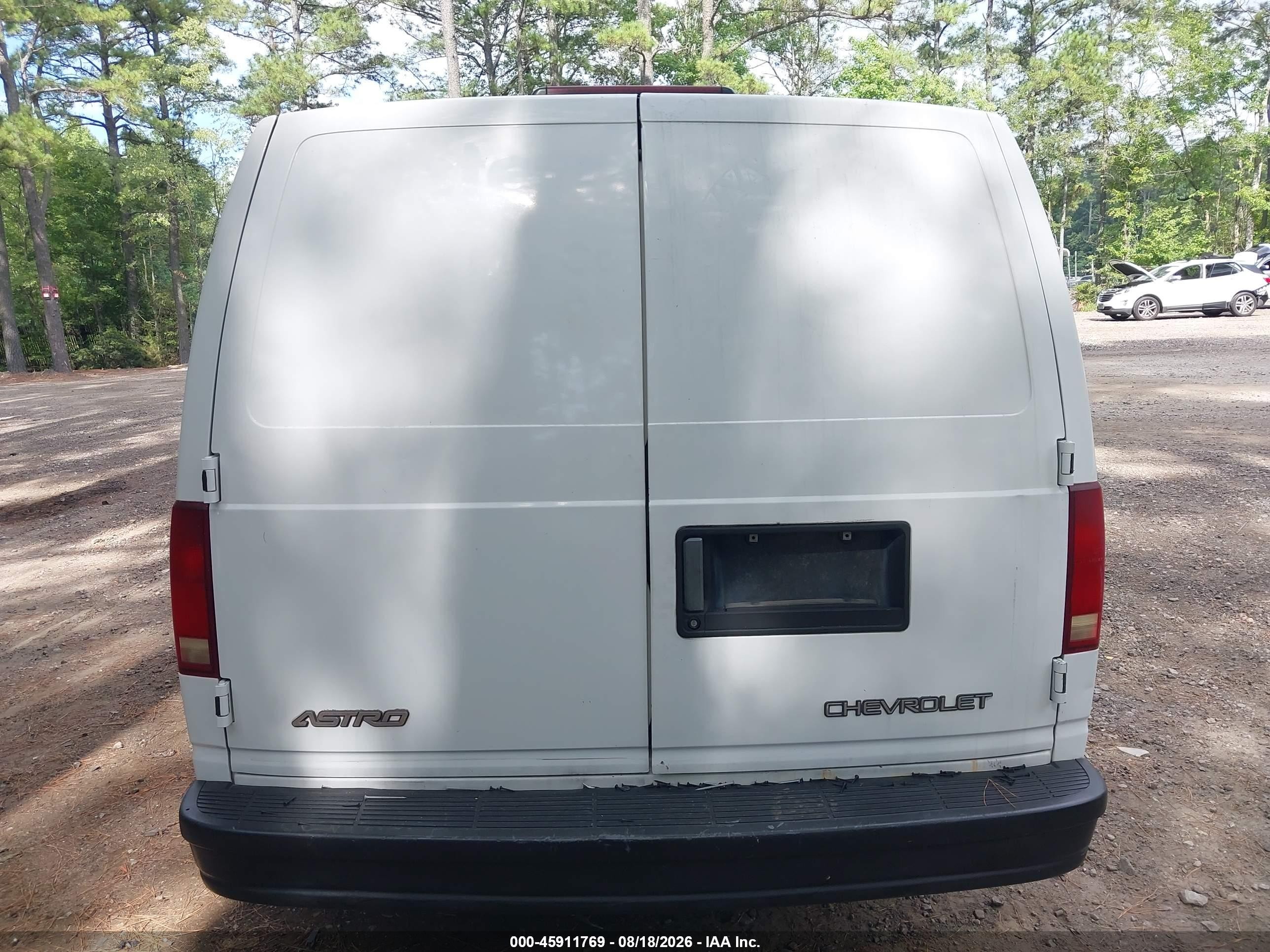 1999 Chevrolet Astro   White vin: 1GCDM19W4XB187552