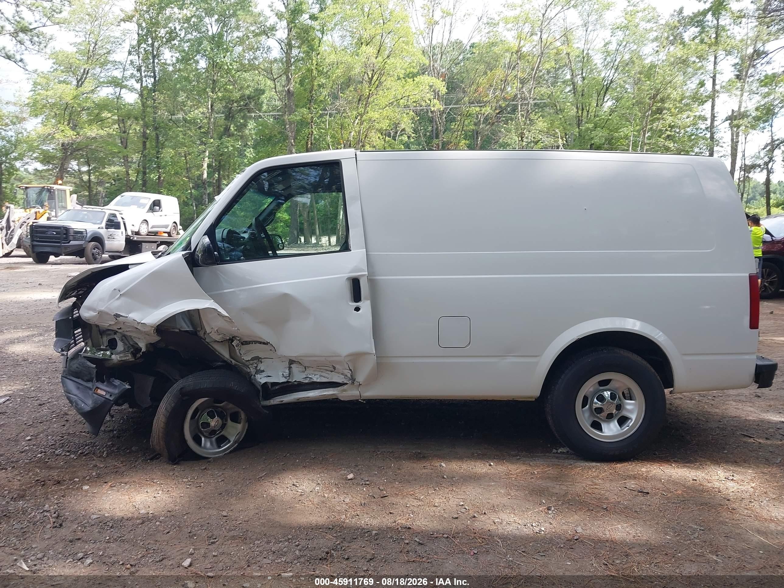 1999 Chevrolet Astro   White vin: 1GCDM19W4XB187552