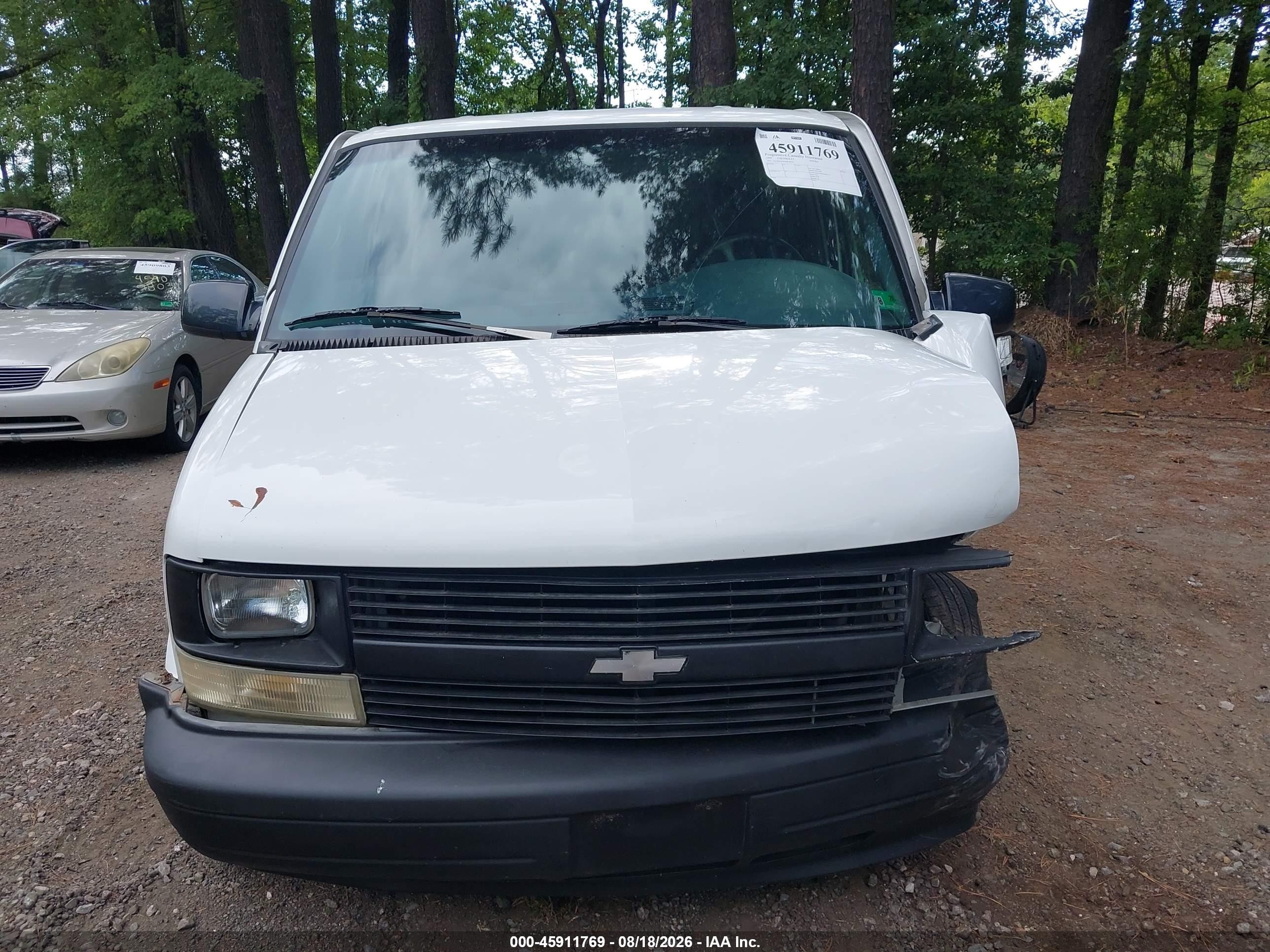 1999 Chevrolet Astro   White vin: 1GCDM19W4XB187552