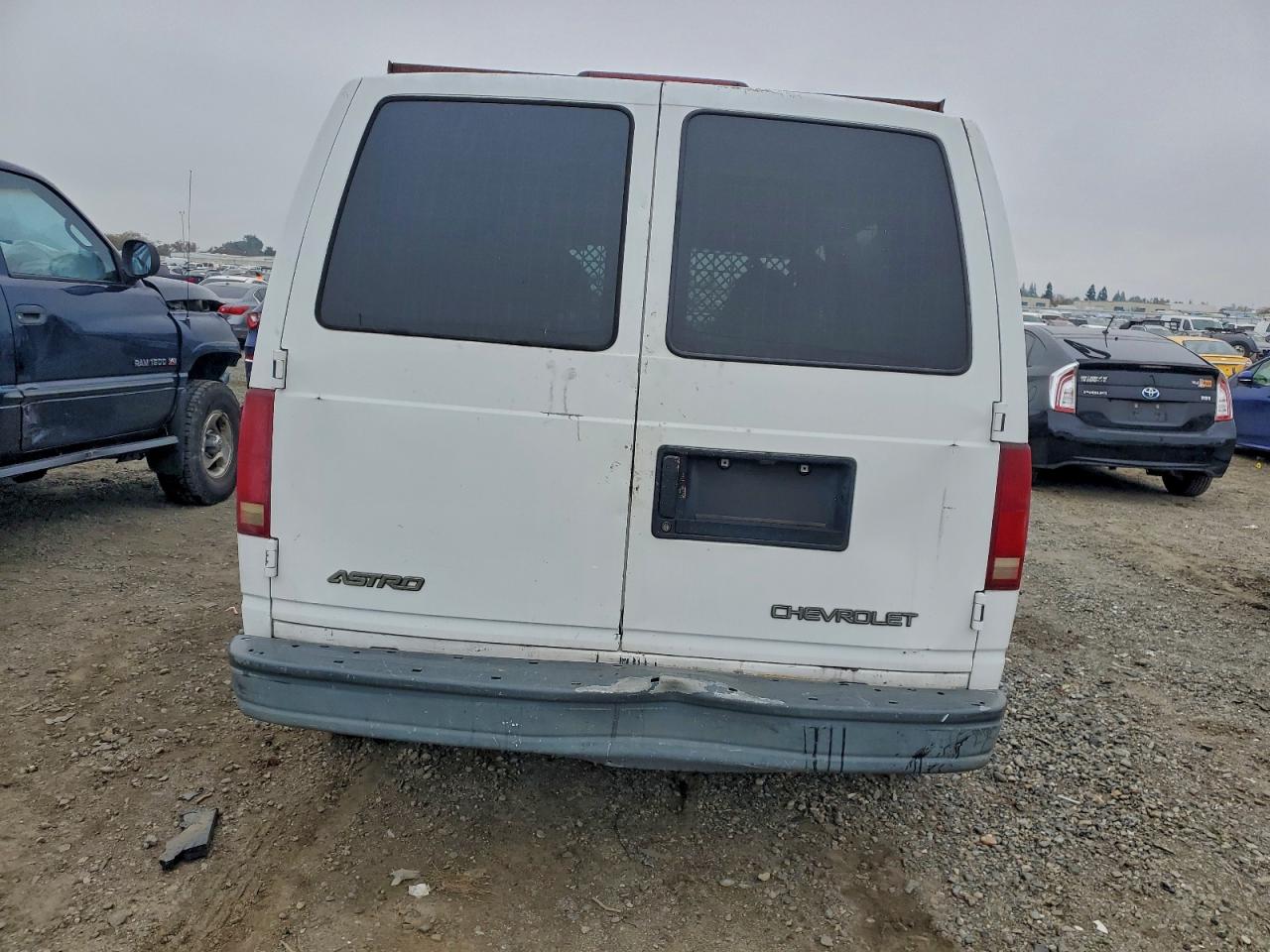 1999 Chevrolet Astro White vin: 1GCDM19W4XB198180