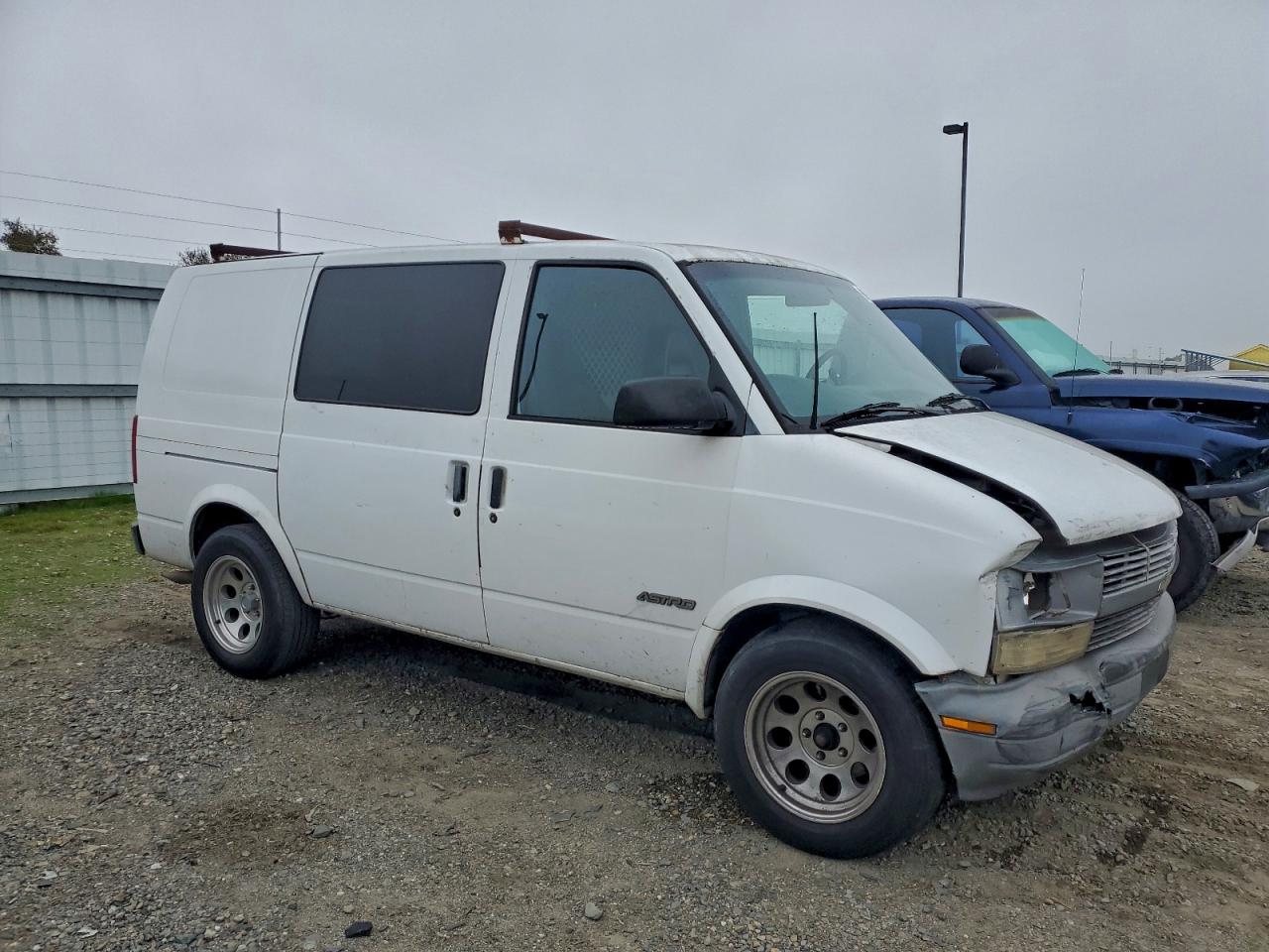 1999 Chevrolet Astro White vin: 1GCDM19W4XB198180