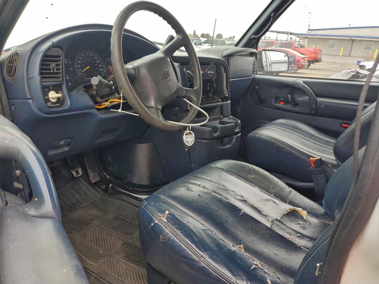 1999 Chevrolet Astro White vin: 1GCDM19W4XB198180