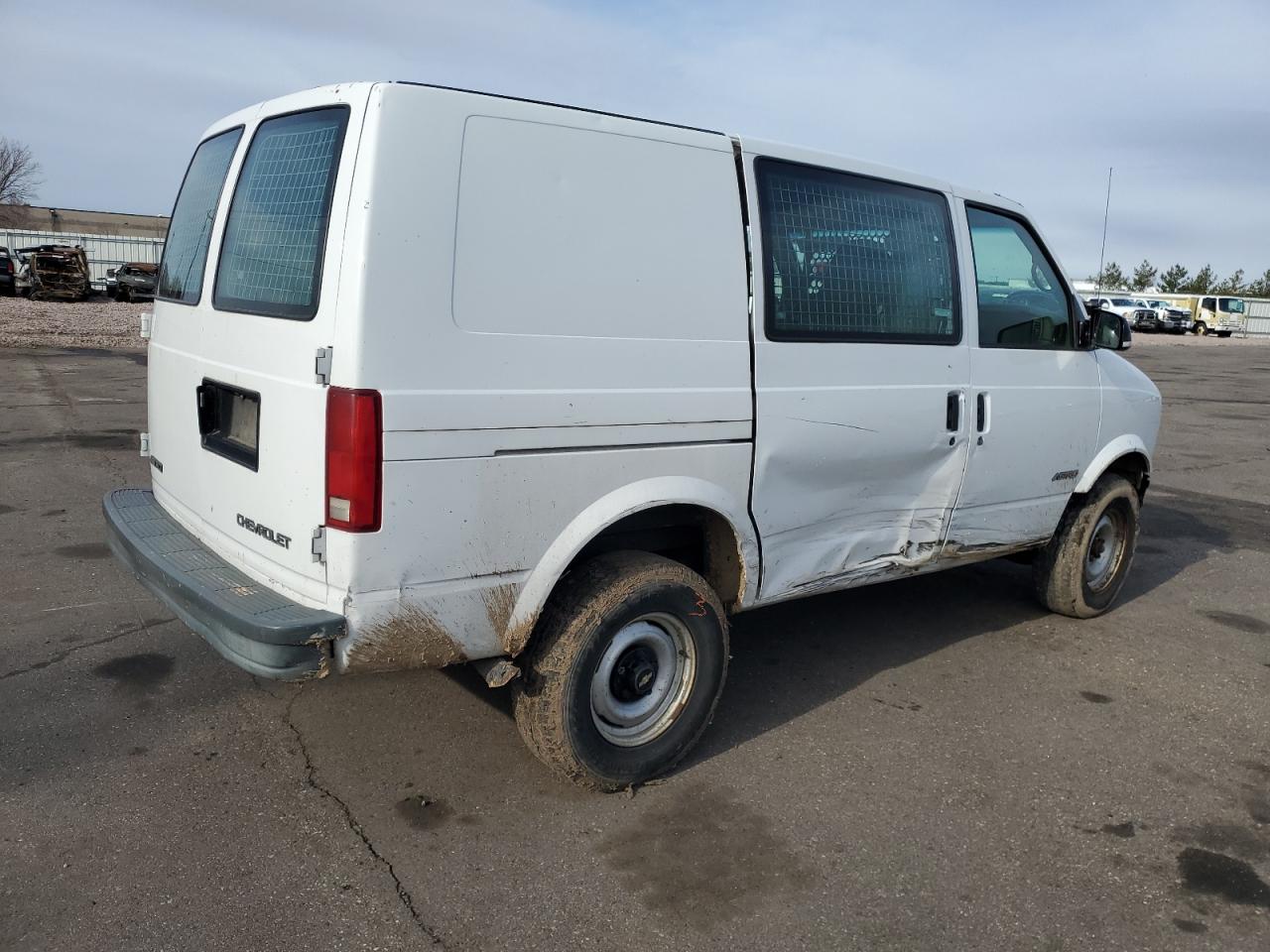 2000 Chevrolet Astro White vin: 1GCDM19W4YB151023