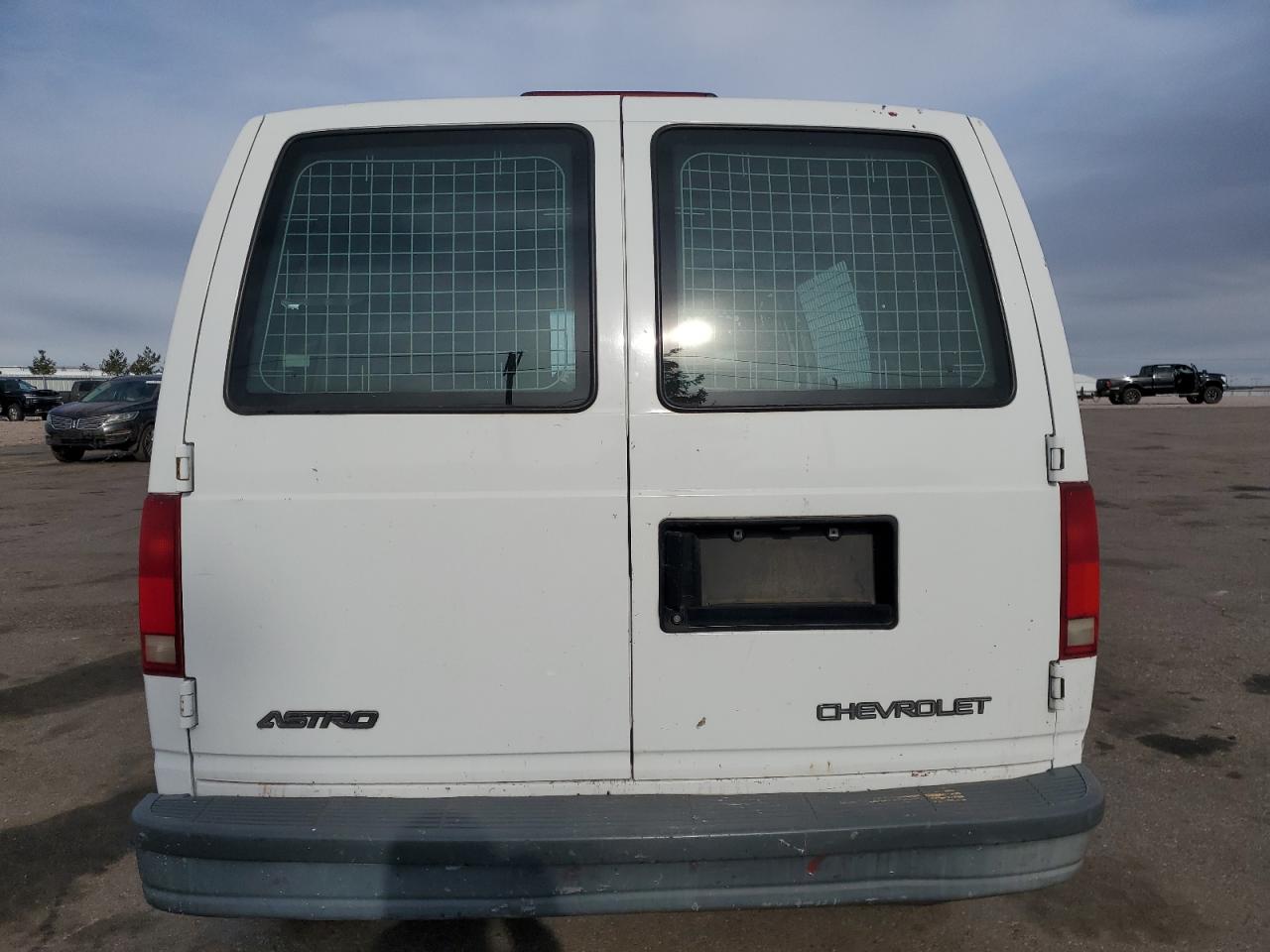 2000 Chevrolet Astro White vin: 1GCDM19W4YB151023