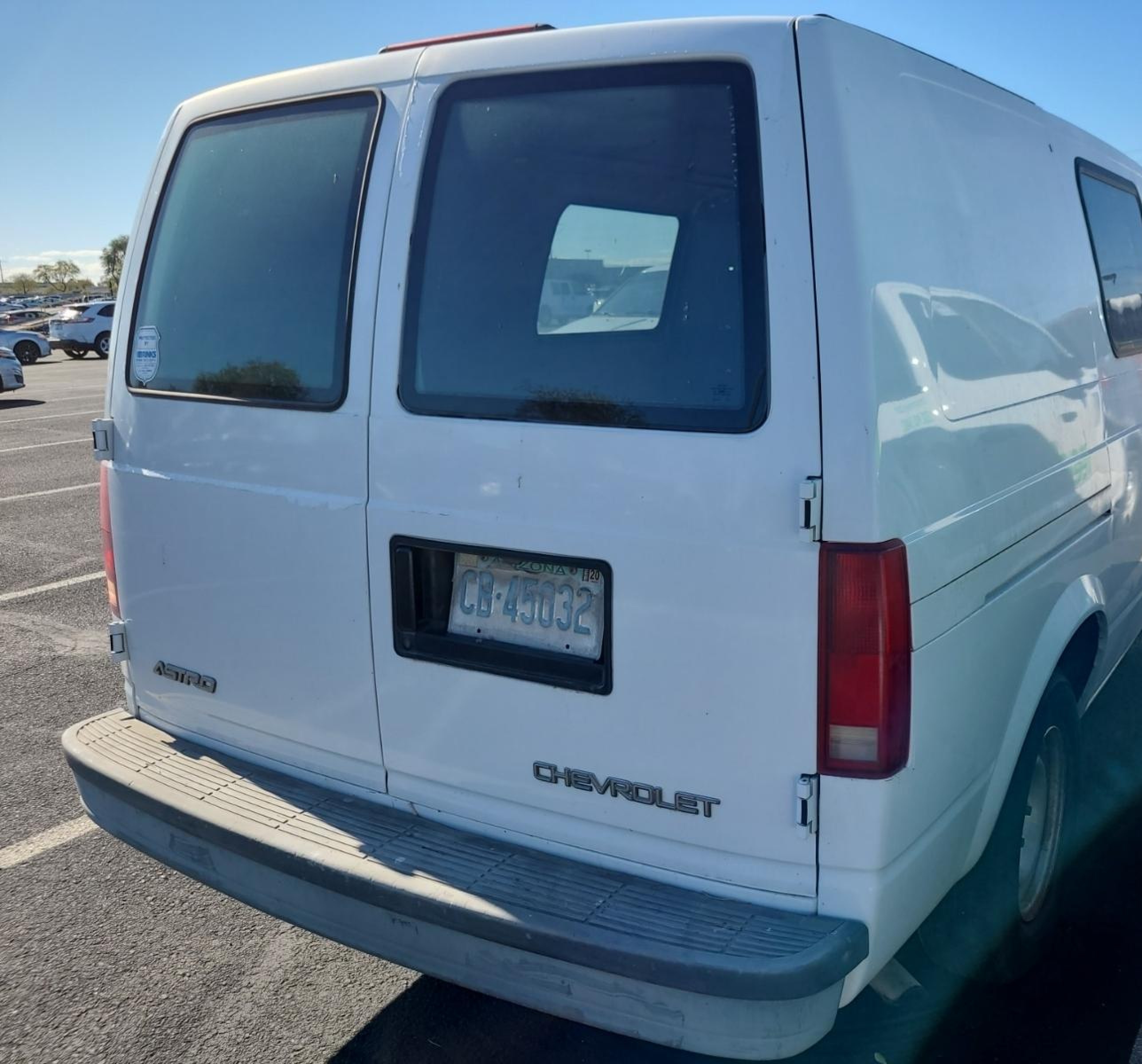 2000 Chevrolet Astro   vin: 1GCDM19W4YB196124