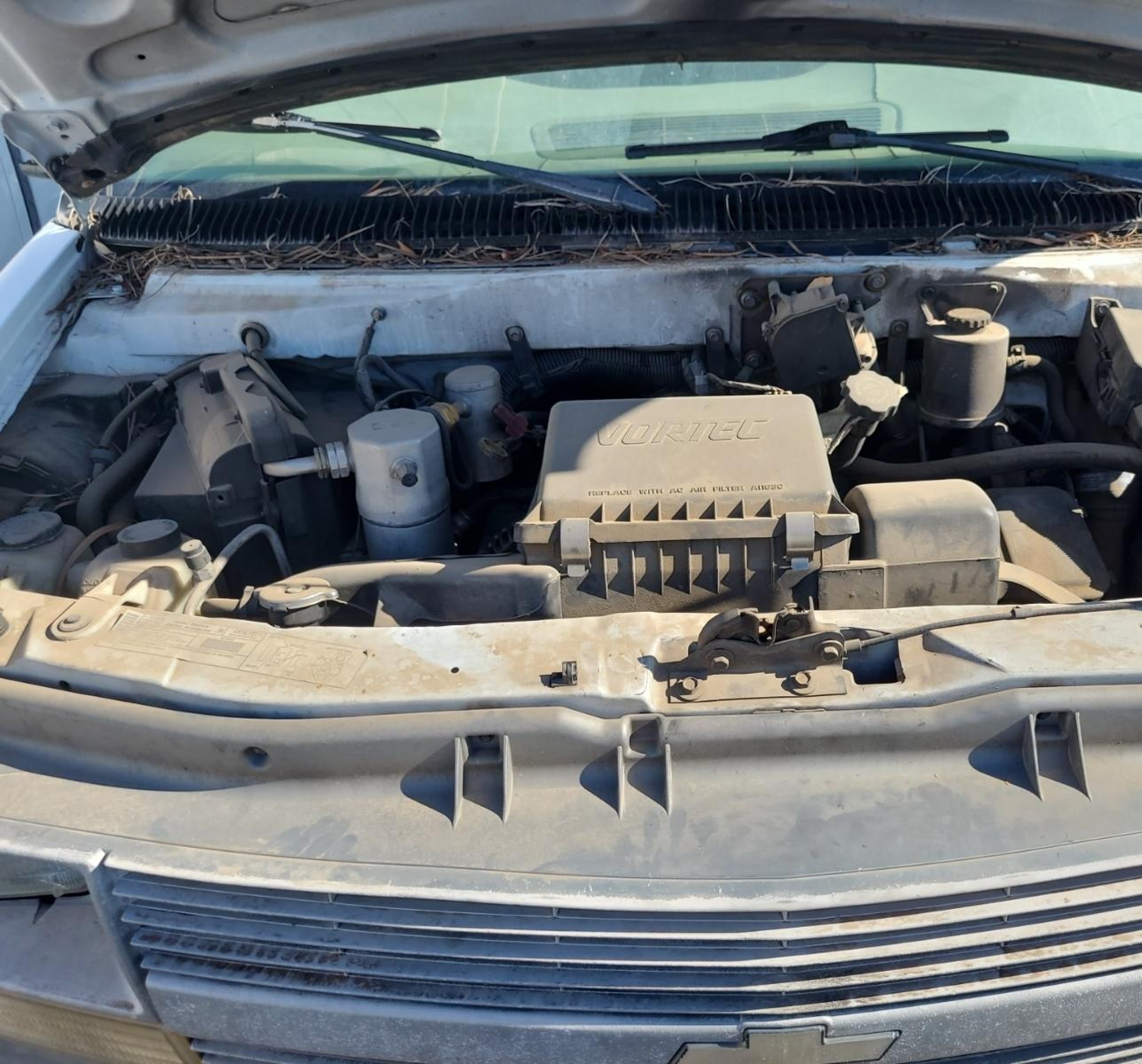 2000 Chevrolet Astro   vin: 1GCDM19W4YB196124