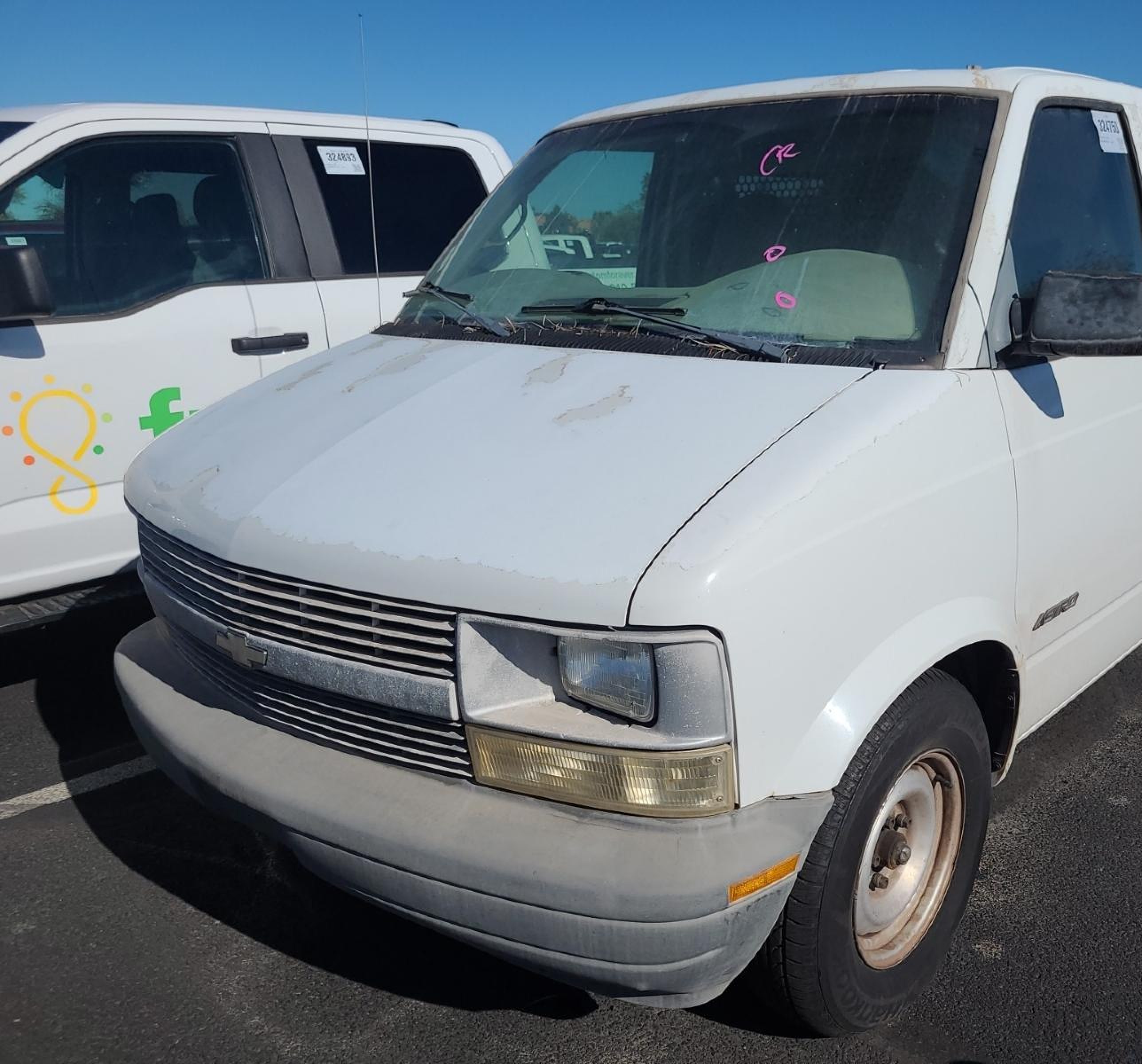 2000 Chevrolet Astro   vin: 1GCDM19W4YB196124