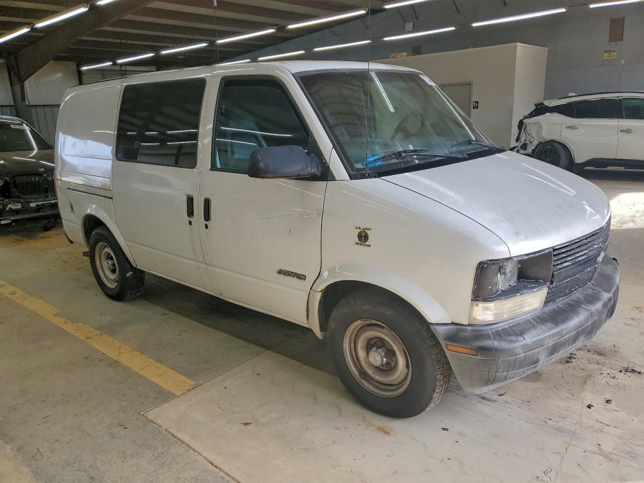 2000 Chevrolet Astro White vin: 1GCDM19W4YB196253