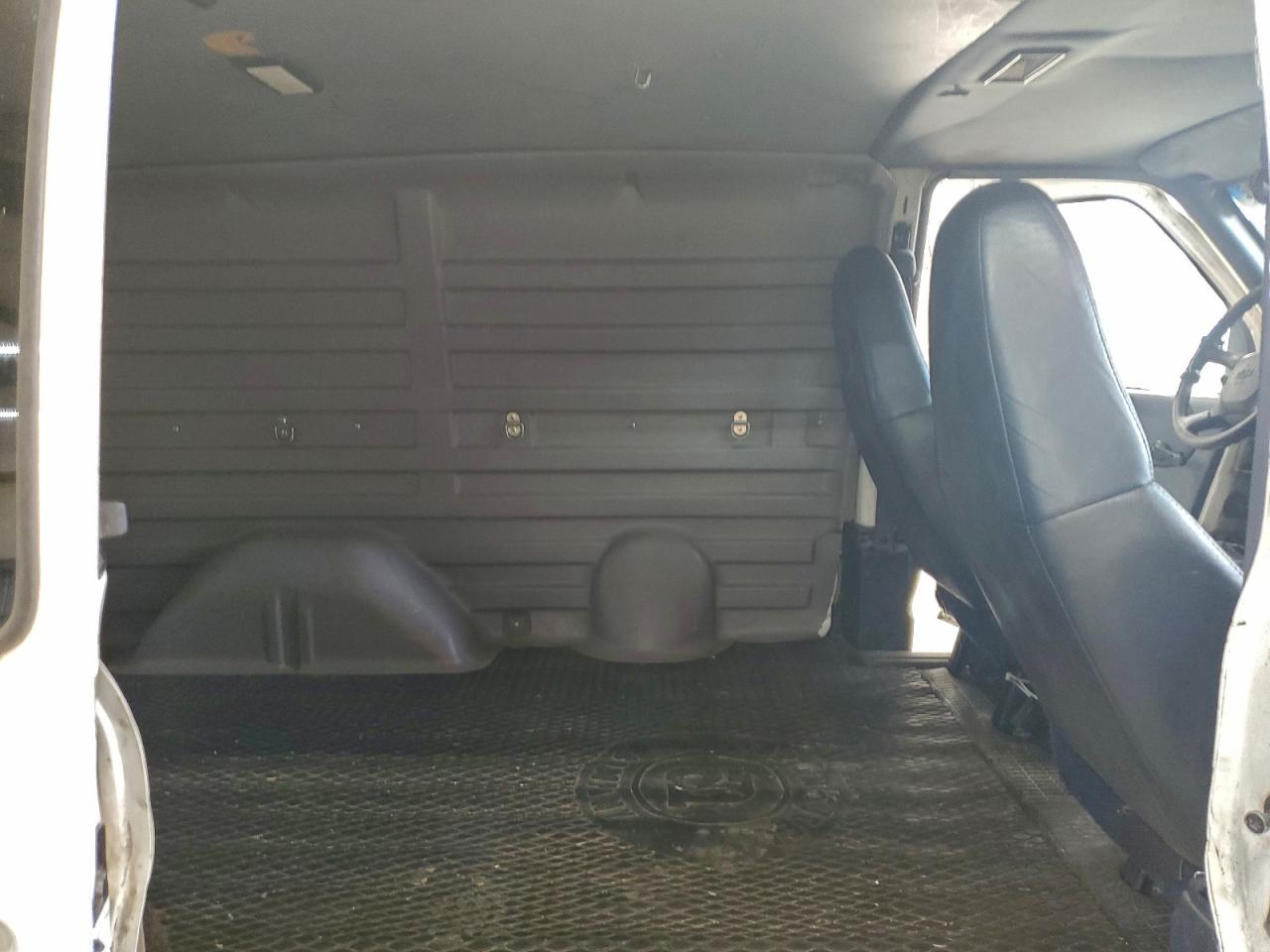 2000 Chevrolet Astro White vin: 1GCDM19W4YB196253