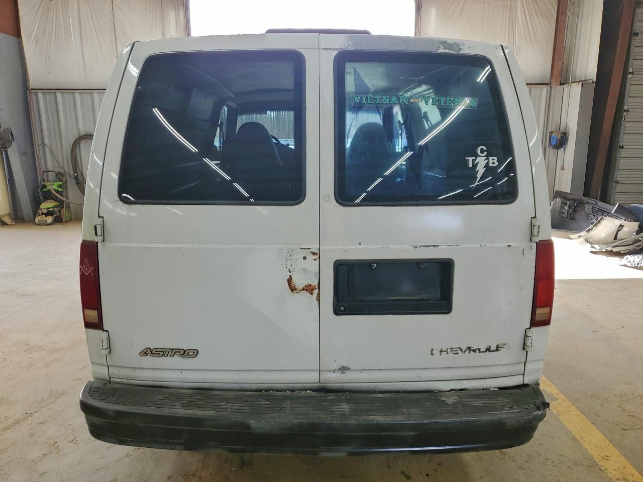 2000 Chevrolet Astro White vin: 1GCDM19W4YB196253