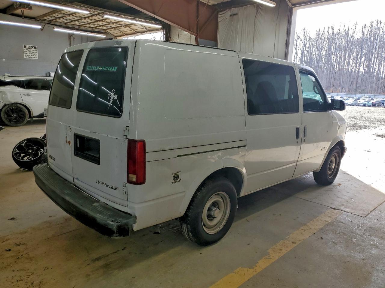 2000 Chevrolet Astro White vin: 1GCDM19W4YB196253