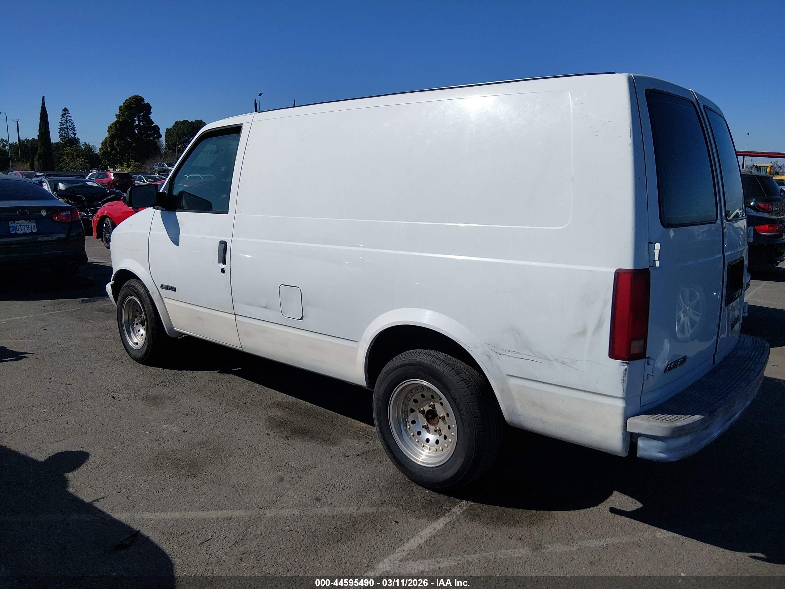 2000 Chevrolet Astro   White vin: 1GCDM19W5YB102574