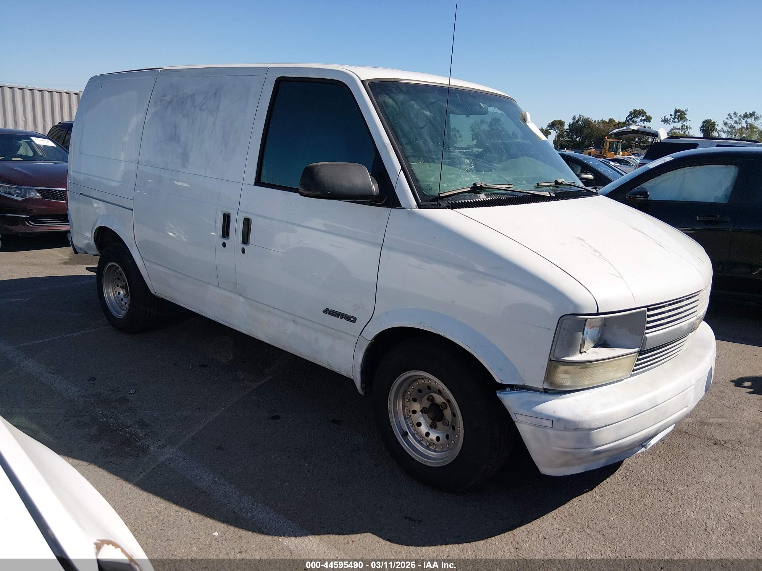 2000 Chevrolet Astro   White vin: 1GCDM19W5YB102574