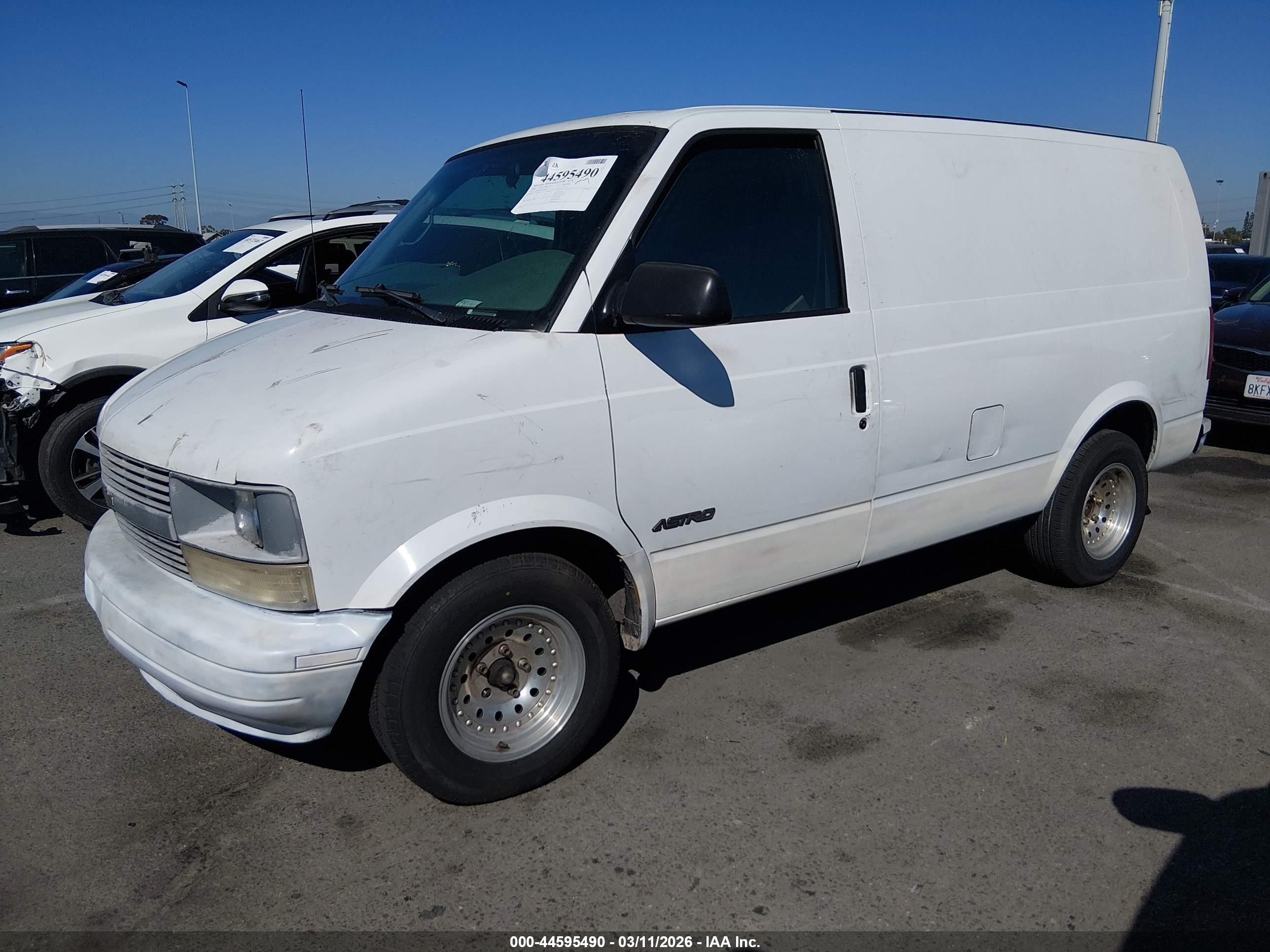 2000 Chevrolet Astro   White vin: 1GCDM19W5YB102574