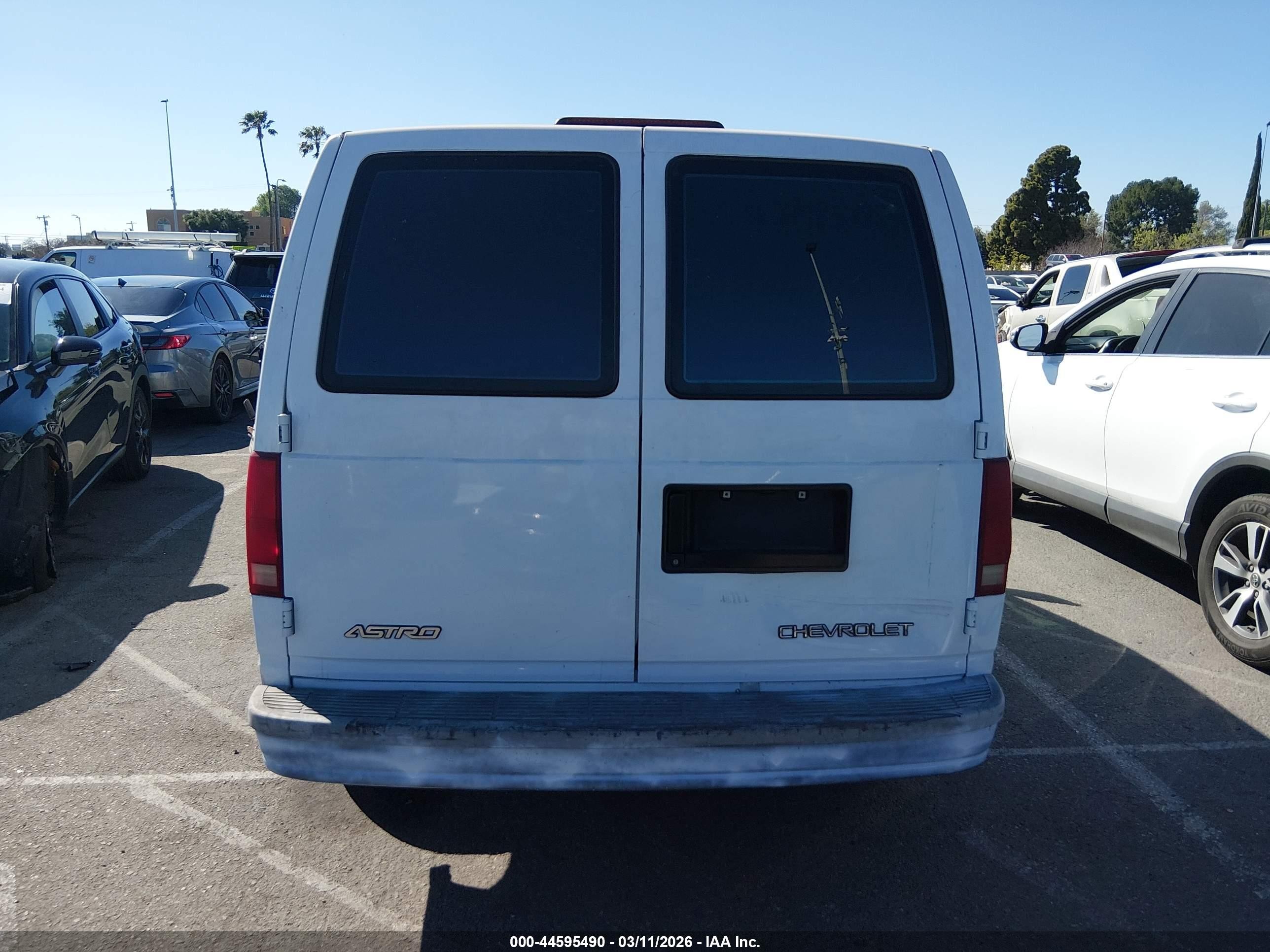 2000 Chevrolet Astro   White vin: 1GCDM19W5YB102574