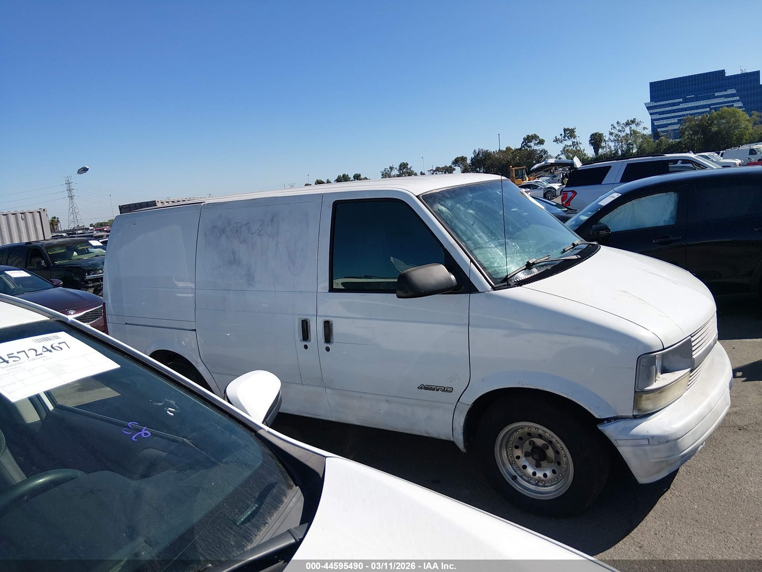 2000 Chevrolet Astro   White vin: 1GCDM19W5YB102574