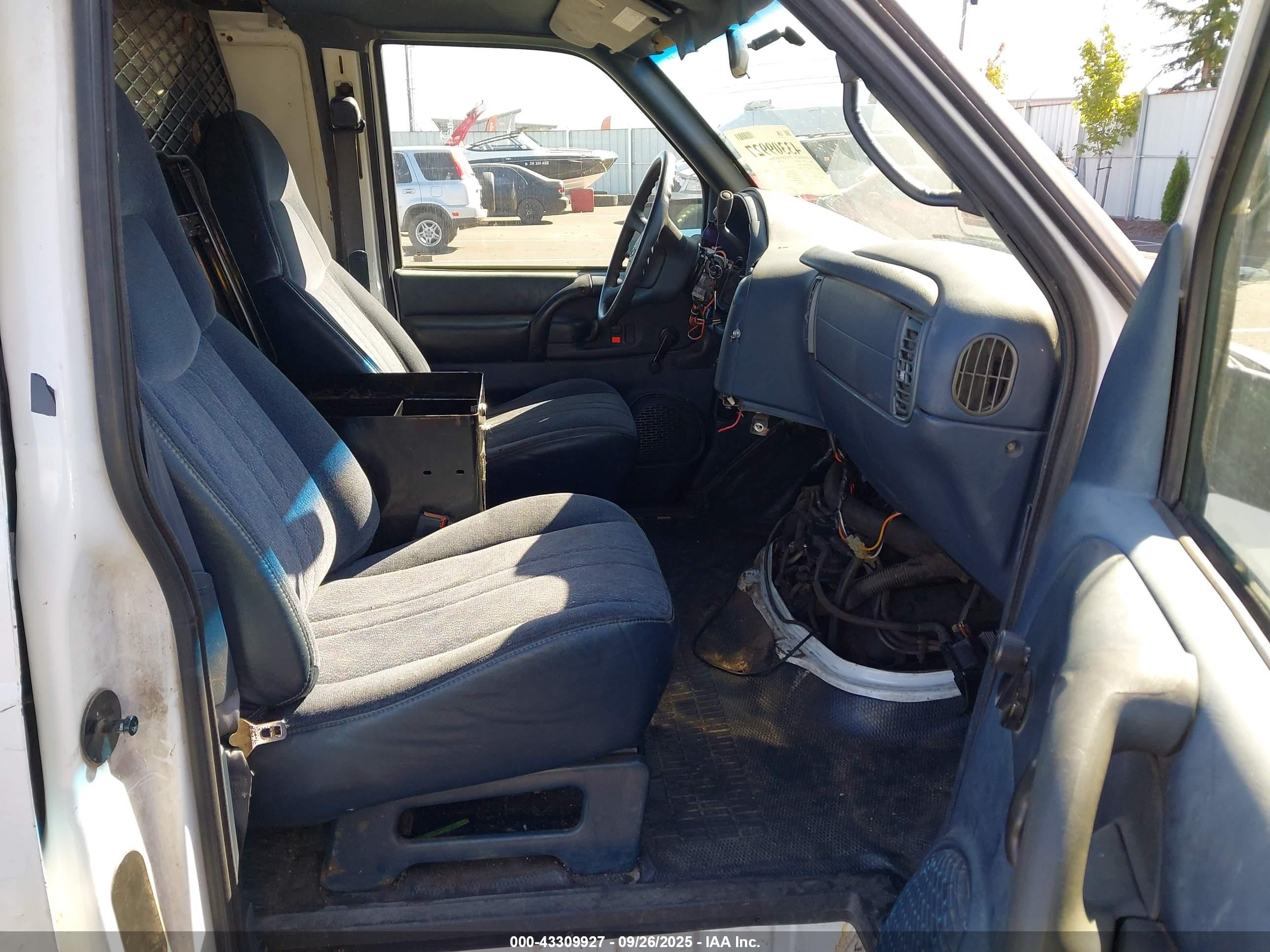 2000 Chevrolet Astro   Белый vin: 1GCDM19W6YB126303