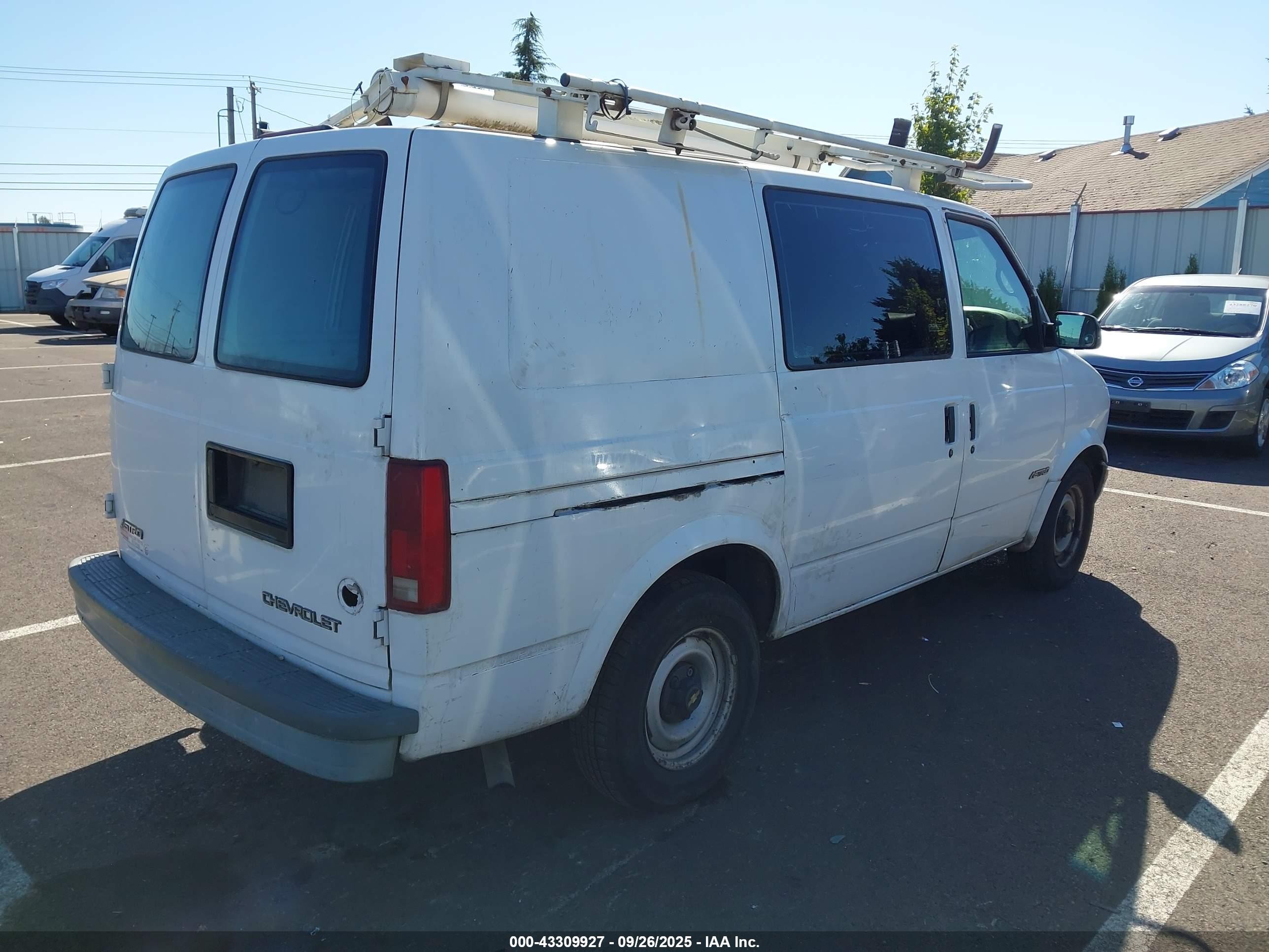2000 Chevrolet Astro   Белый vin: 1GCDM19W6YB126303