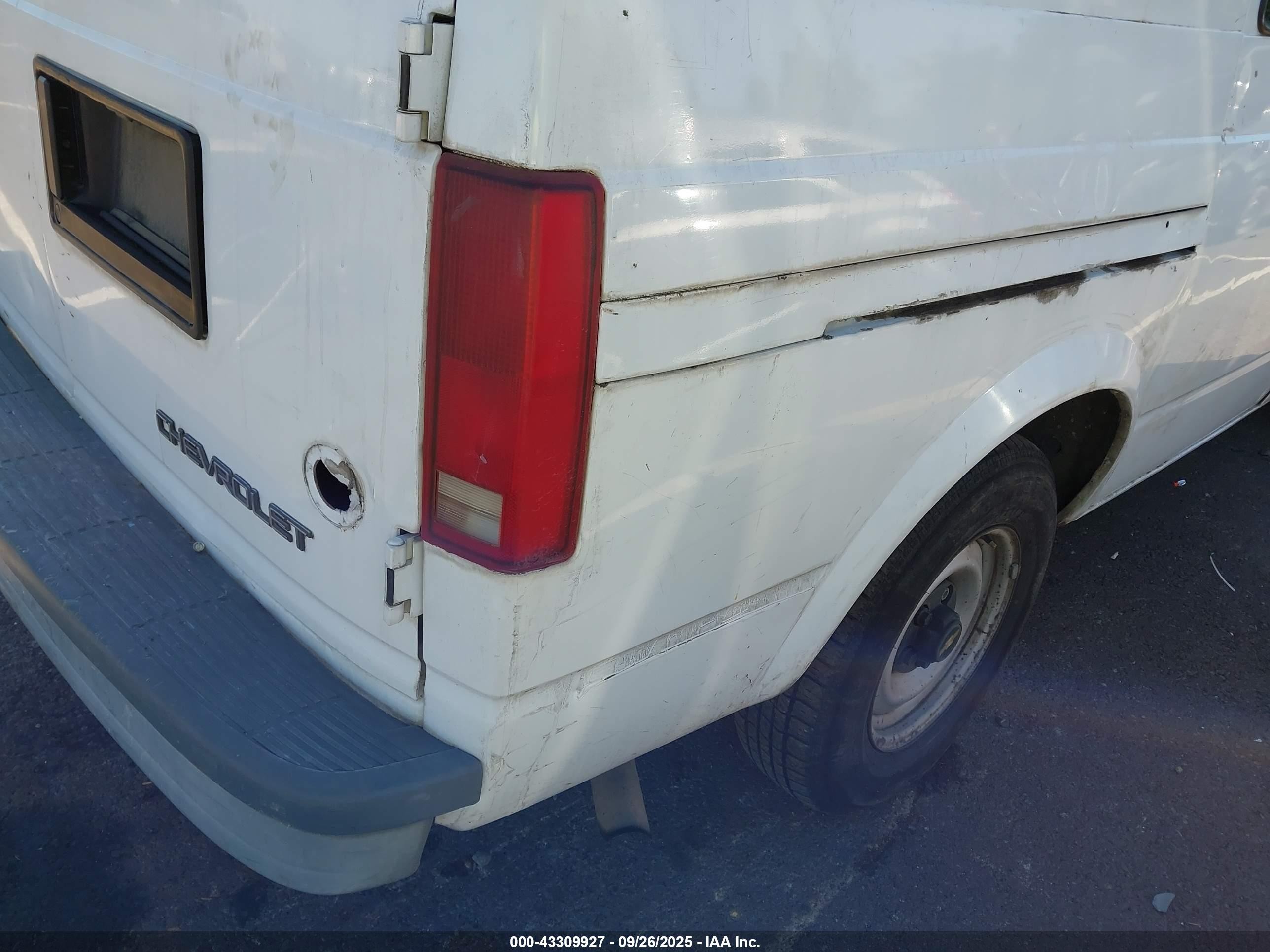 2000 Chevrolet Astro   Белый vin: 1GCDM19W6YB126303