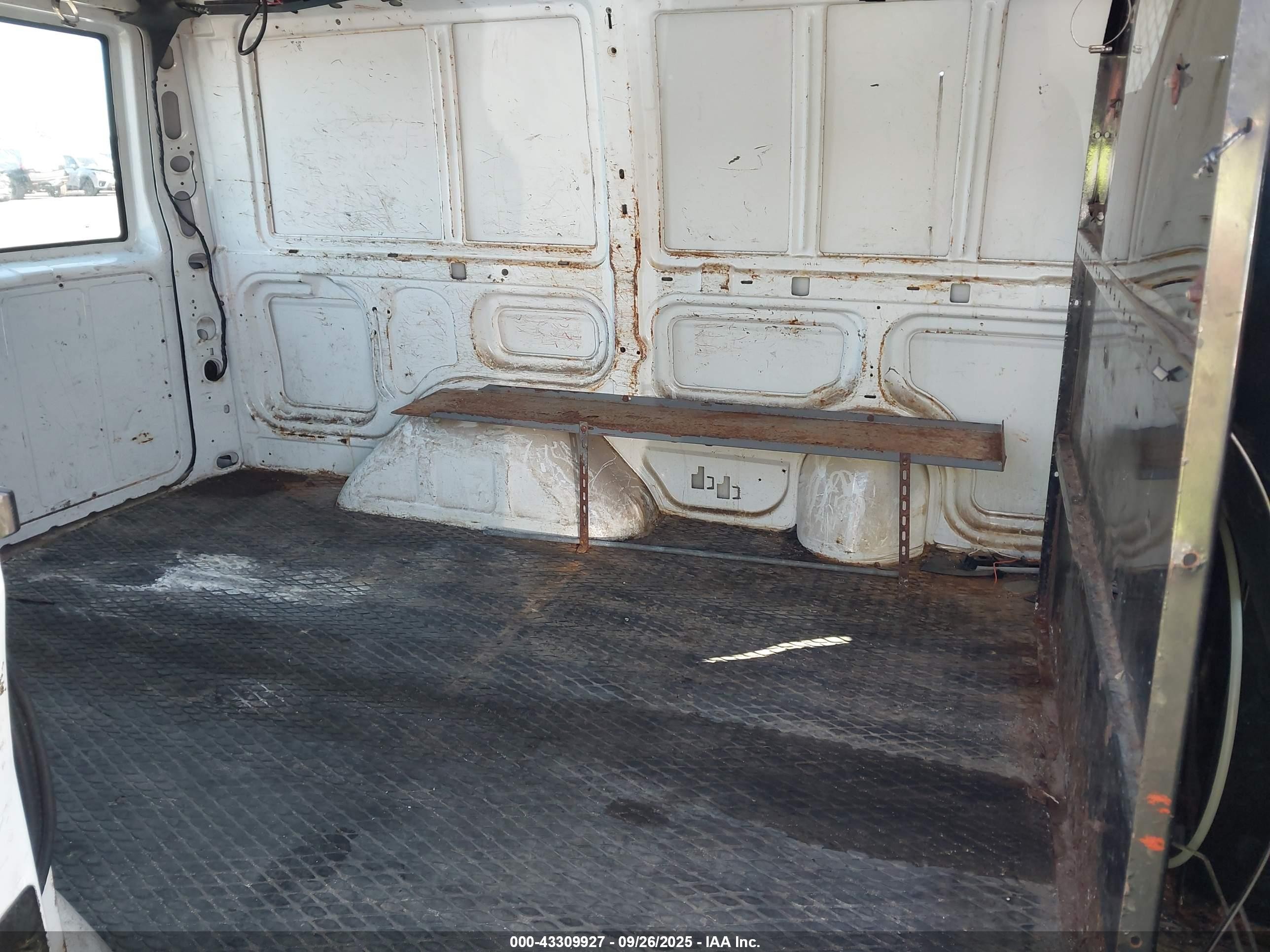 2000 Chevrolet Astro   Белый vin: 1GCDM19W6YB126303