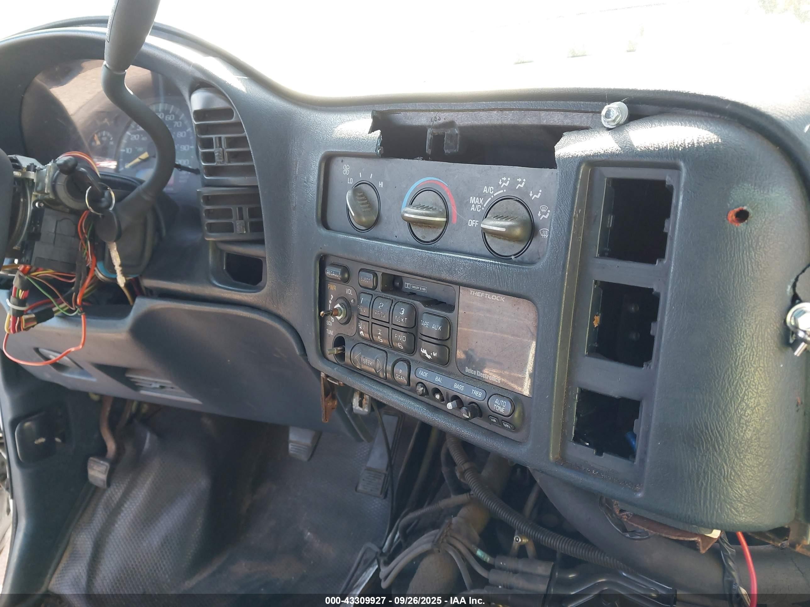 2000 Chevrolet Astro   Белый vin: 1GCDM19W6YB126303