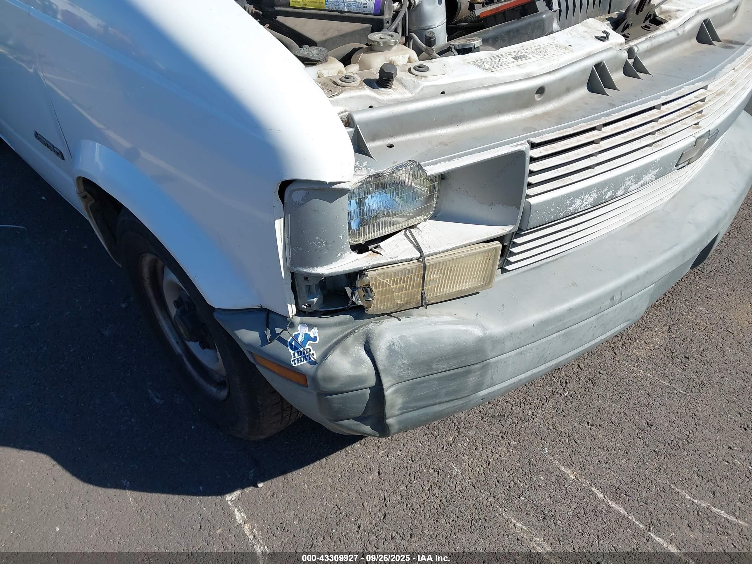 2000 Chevrolet Astro   Белый vin: 1GCDM19W6YB126303