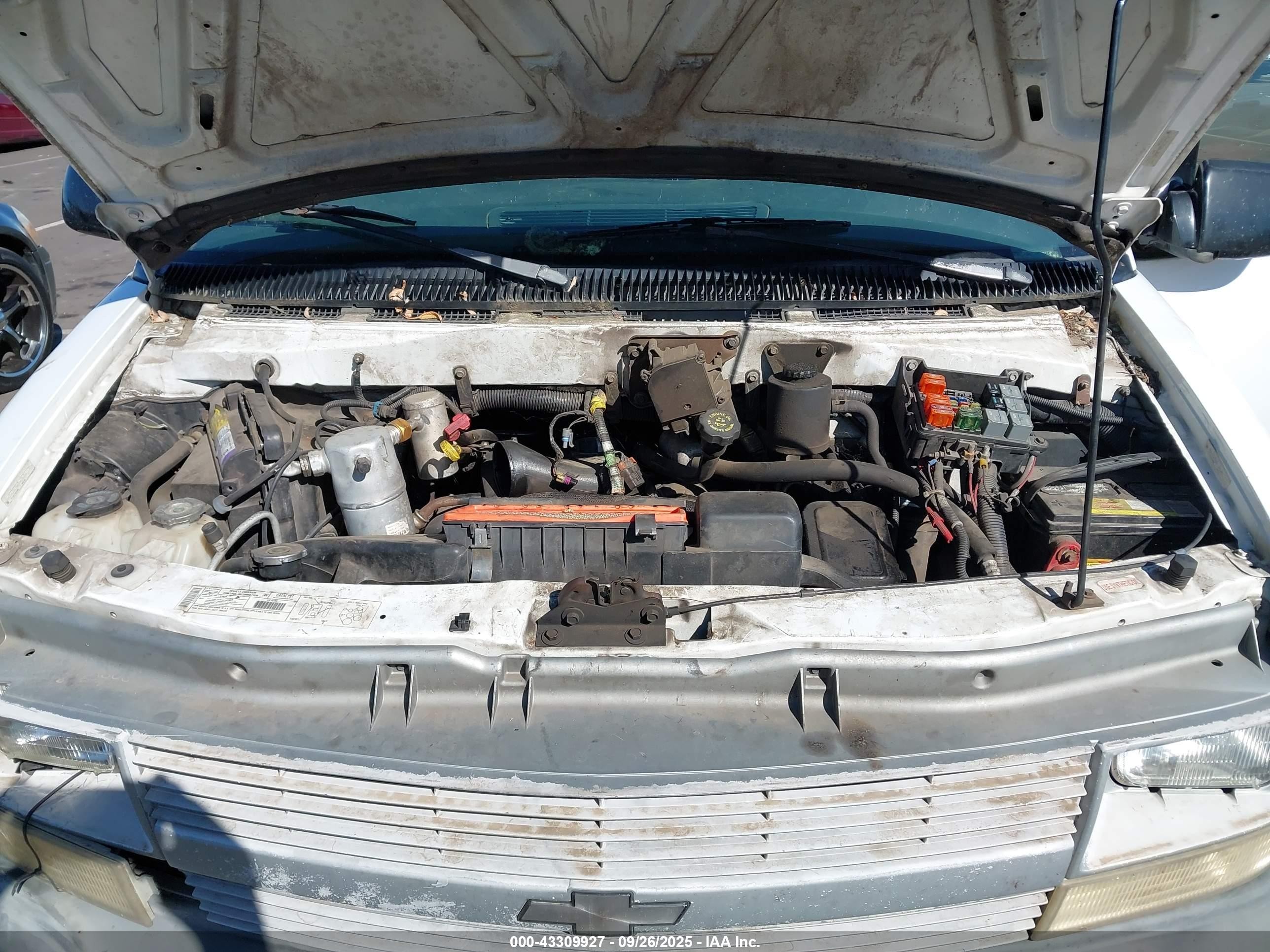 2000 Chevrolet Astro   Белый vin: 1GCDM19W6YB126303