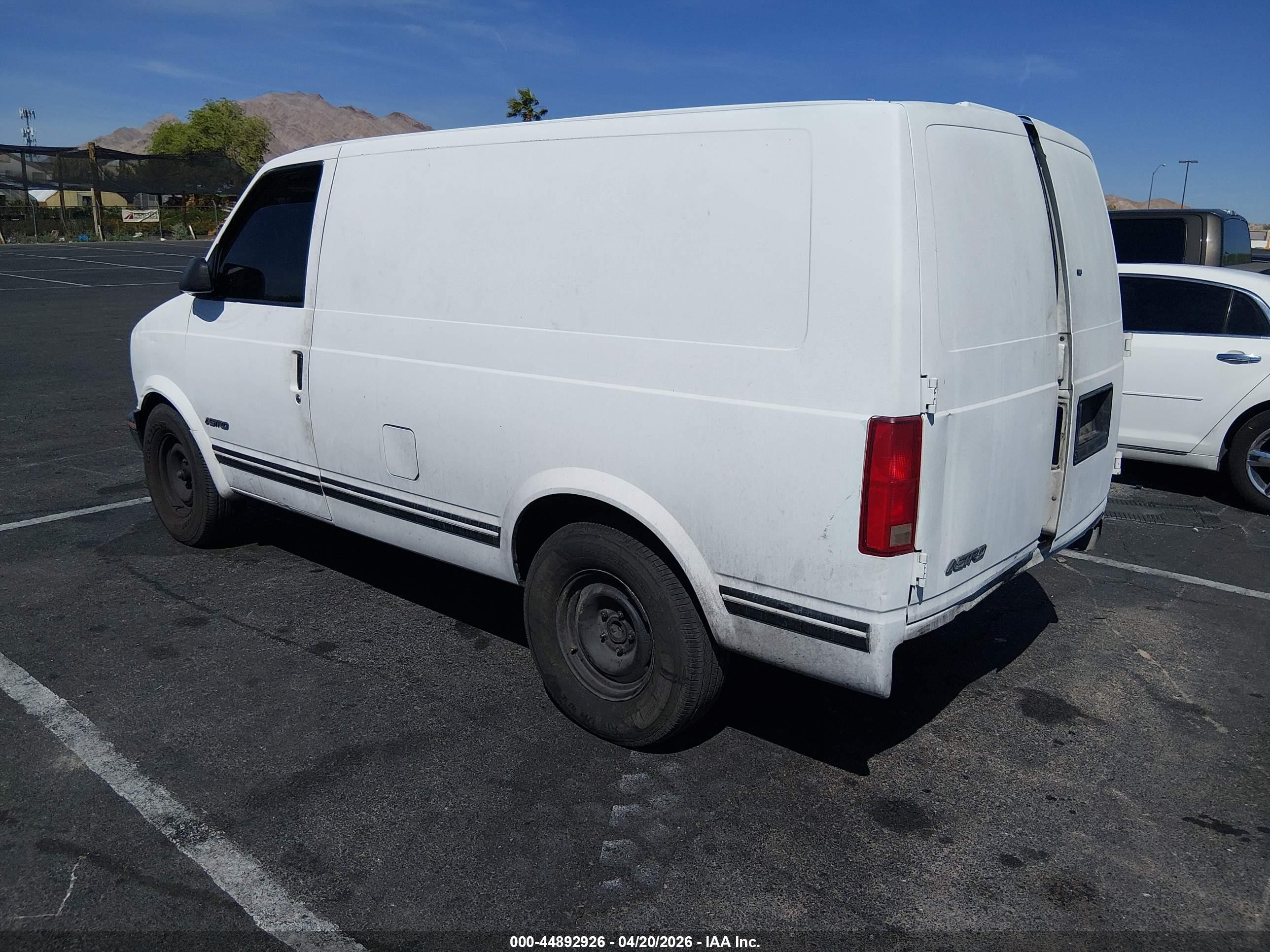 1999 Chevrolet Astro   White vin: 1GCDM19W7XB148955