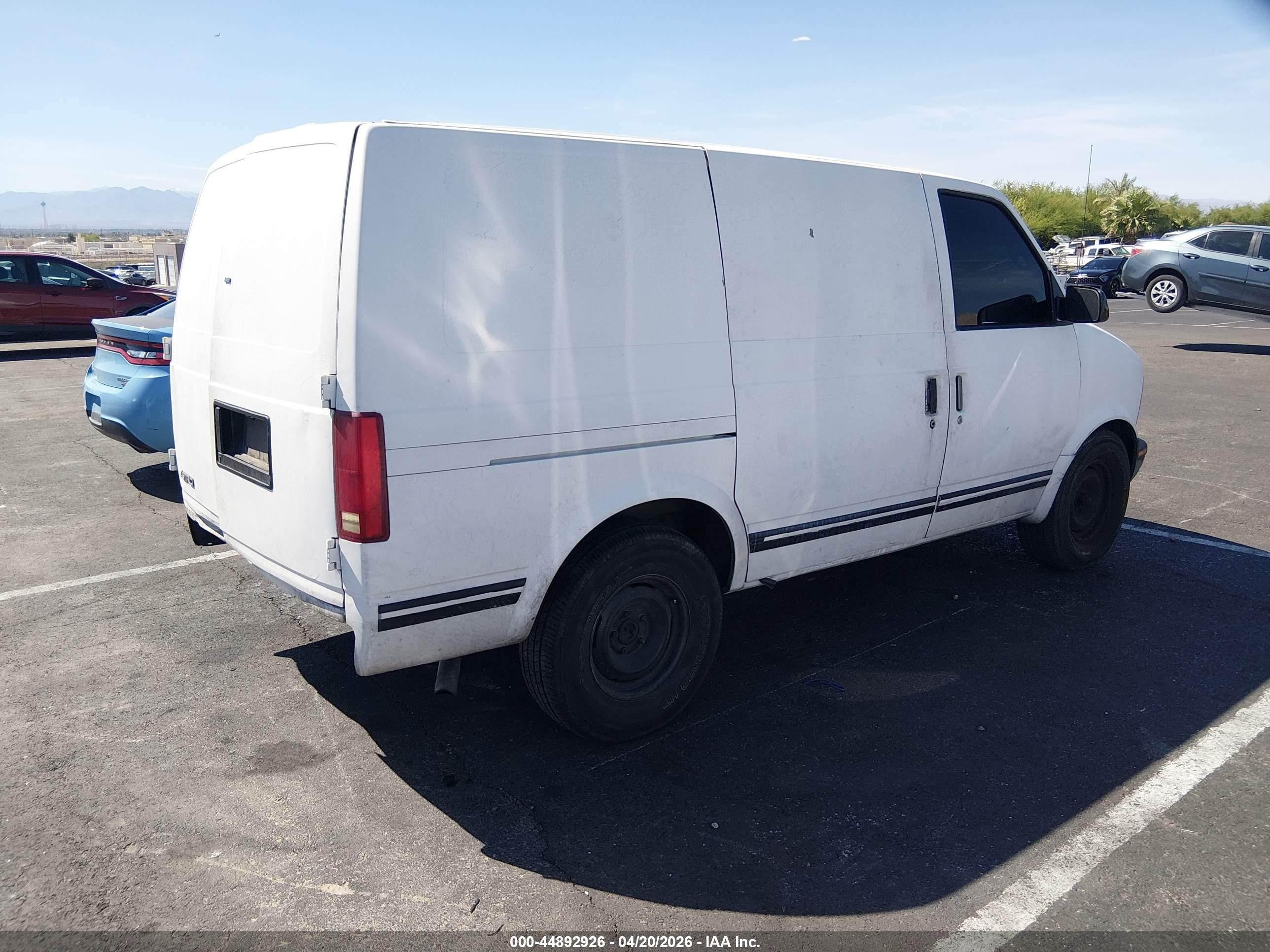 1999 Chevrolet Astro   White vin: 1GCDM19W7XB148955