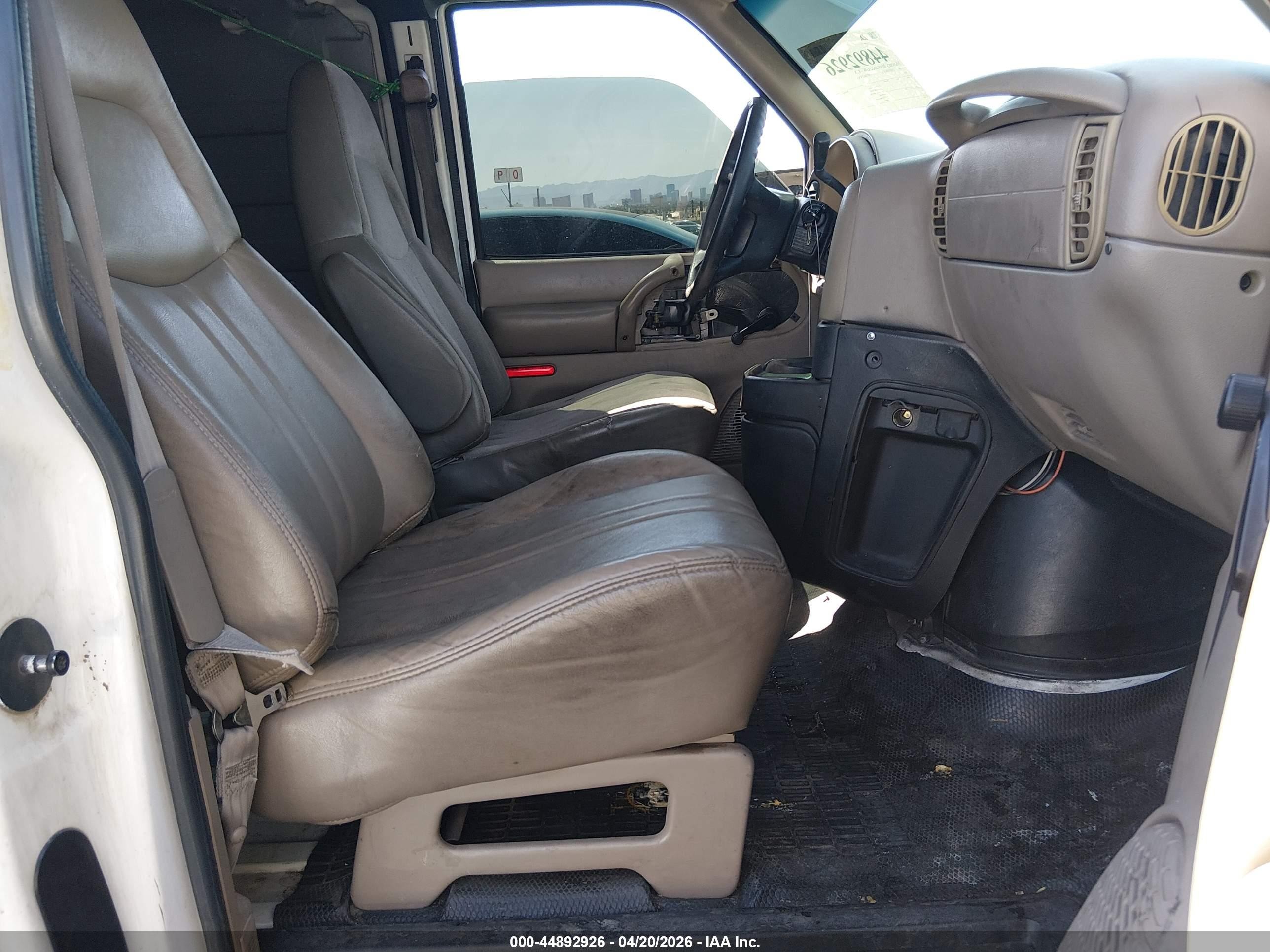 1999 Chevrolet Astro   White vin: 1GCDM19W7XB148955