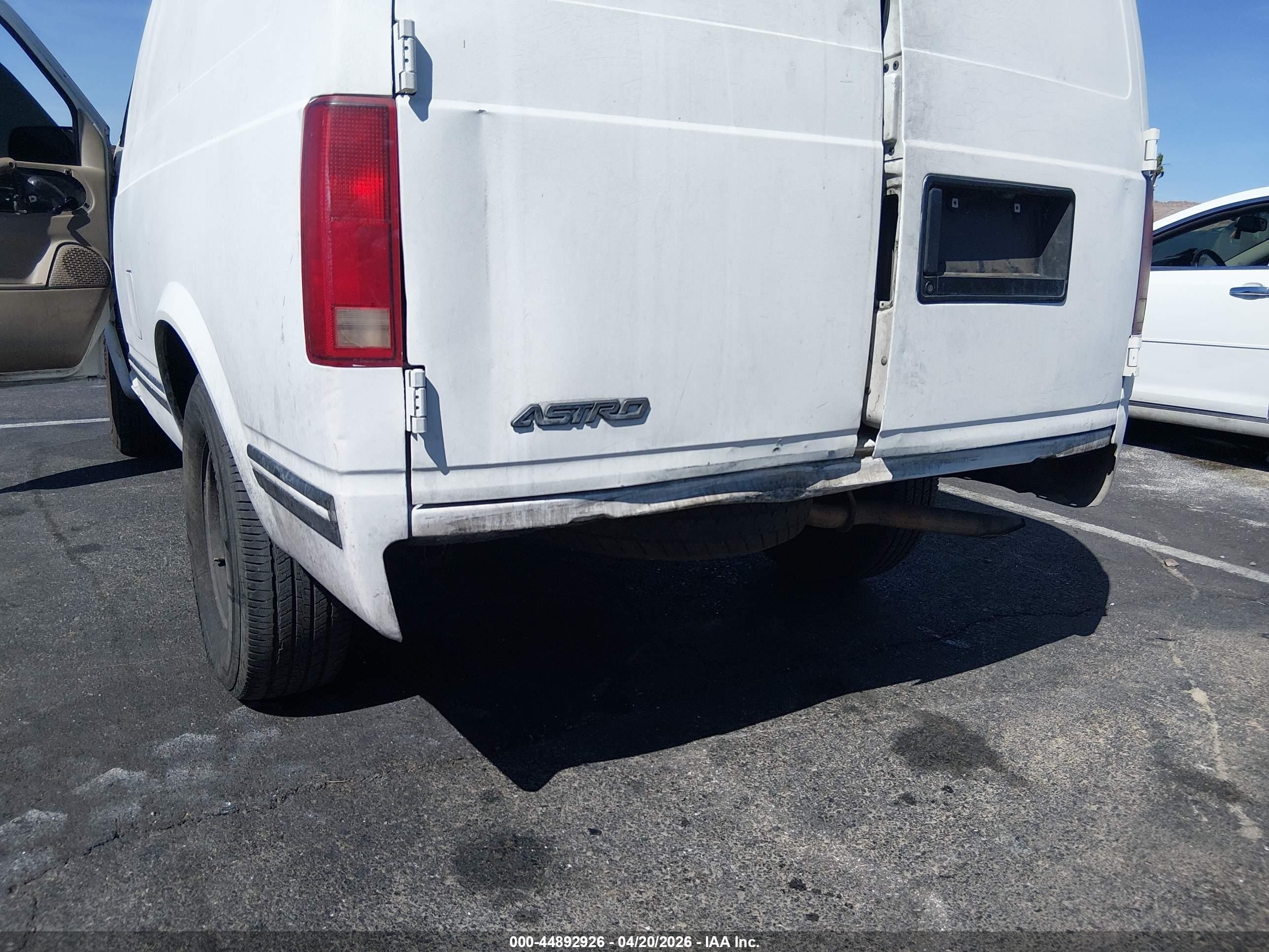 1999 Chevrolet Astro   White vin: 1GCDM19W7XB148955