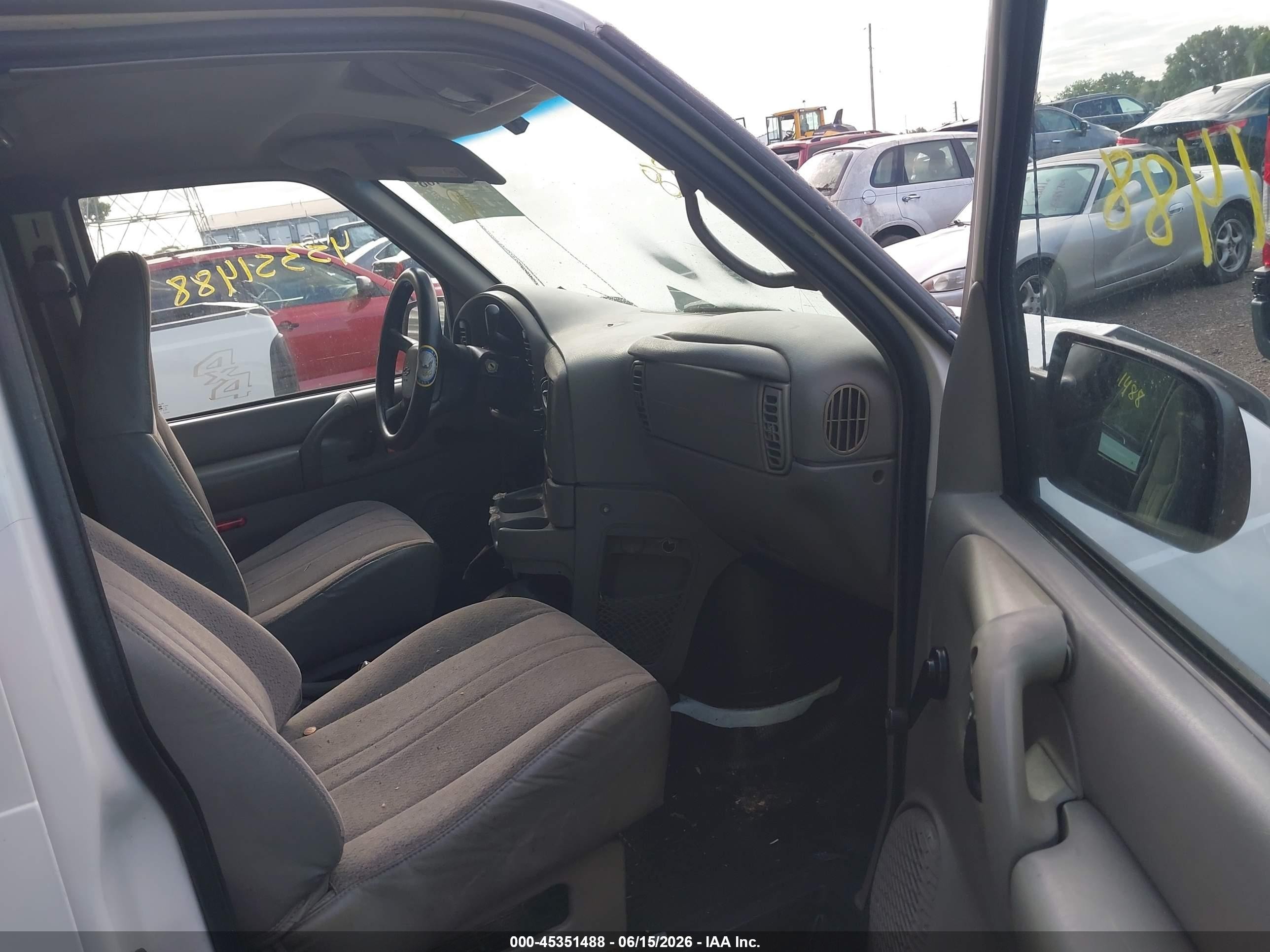 1999 Chevrolet Astro   Белый vin: 1GCDM19W7XB202688