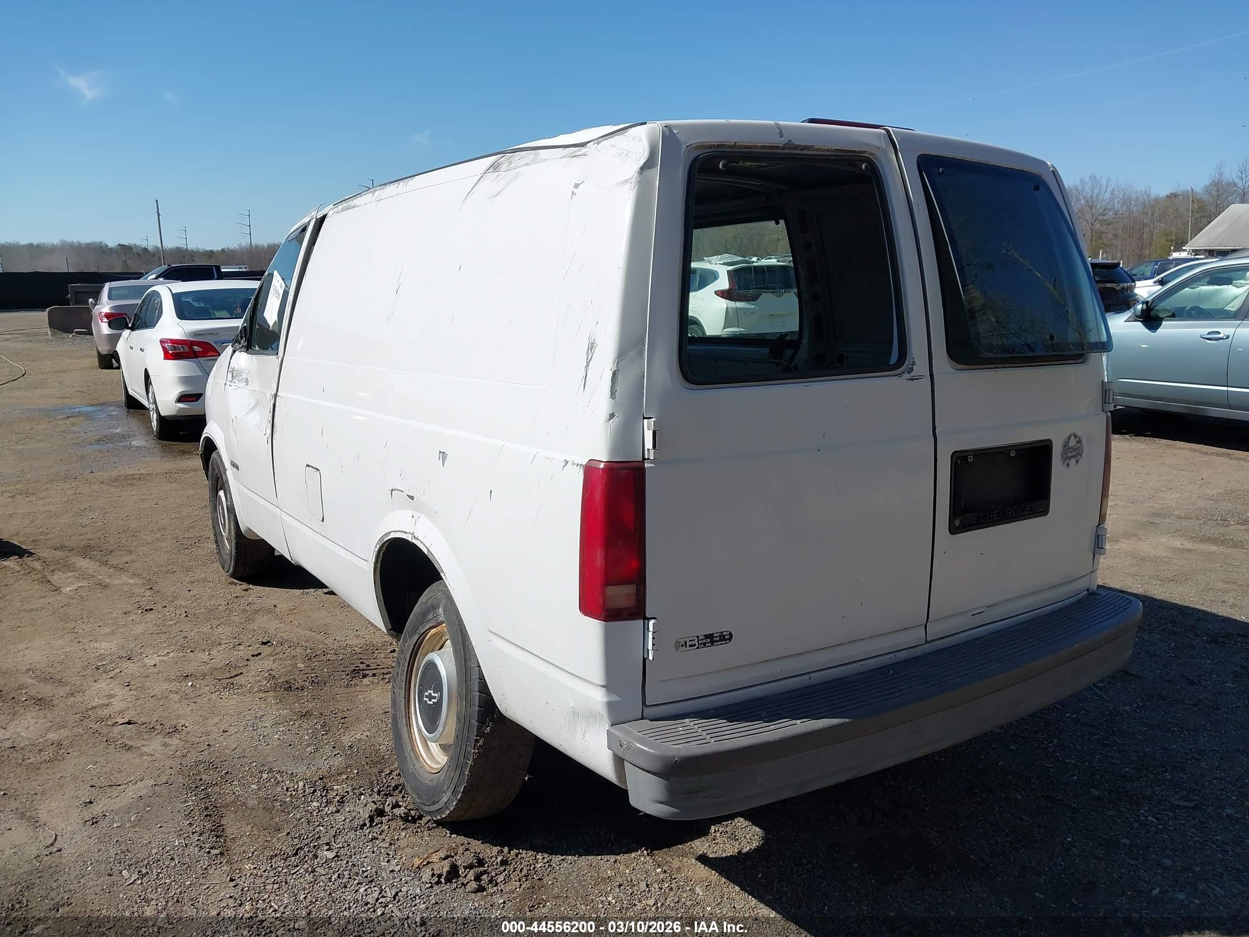 1995 Chevrolet Astro   White vin: 1GCDM19W8SB229178