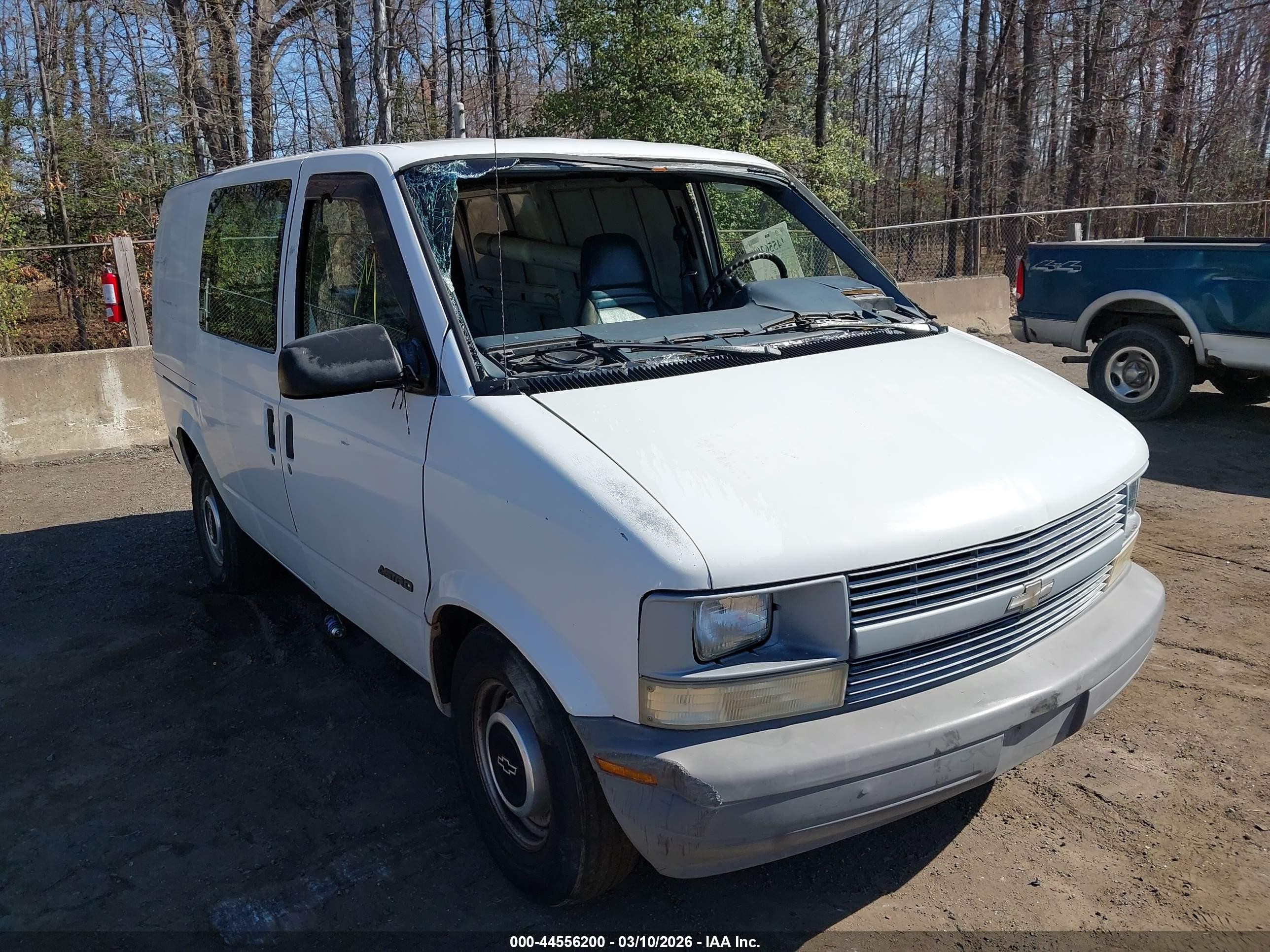 1995 Chevrolet Astro   White vin: 1GCDM19W8SB229178