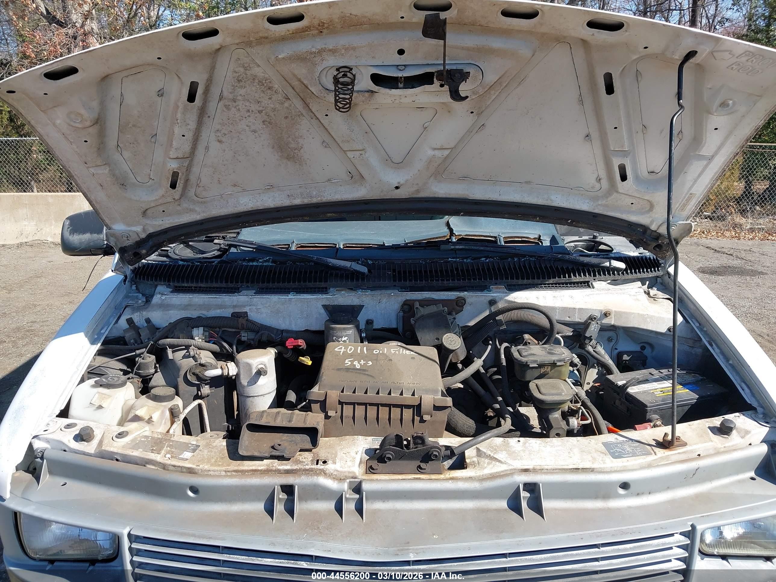 1995 Chevrolet Astro   White vin: 1GCDM19W8SB229178