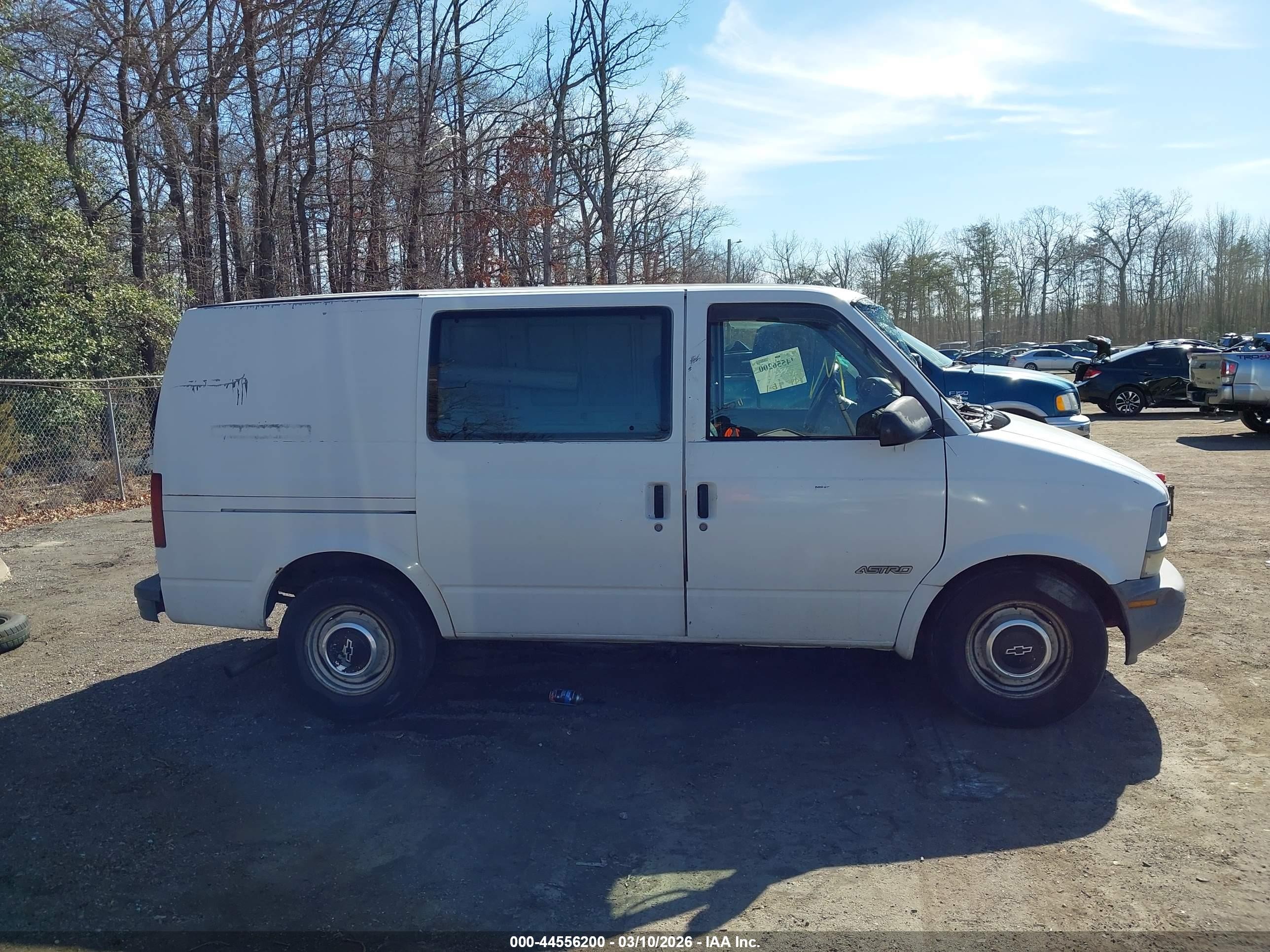 1995 Chevrolet Astro   White vin: 1GCDM19W8SB229178