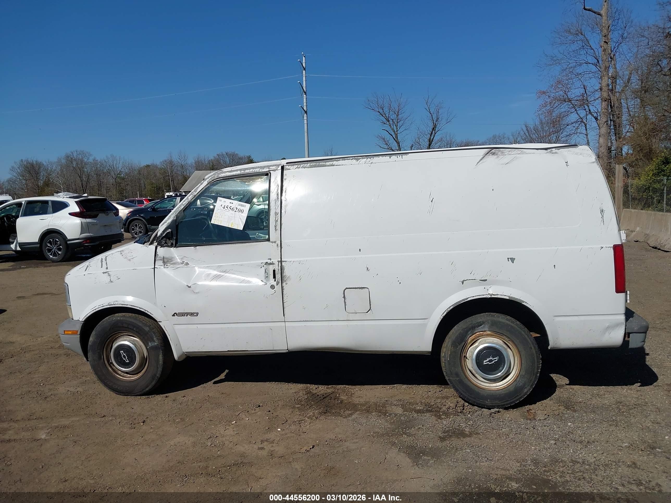 1995 Chevrolet Astro   White vin: 1GCDM19W8SB229178