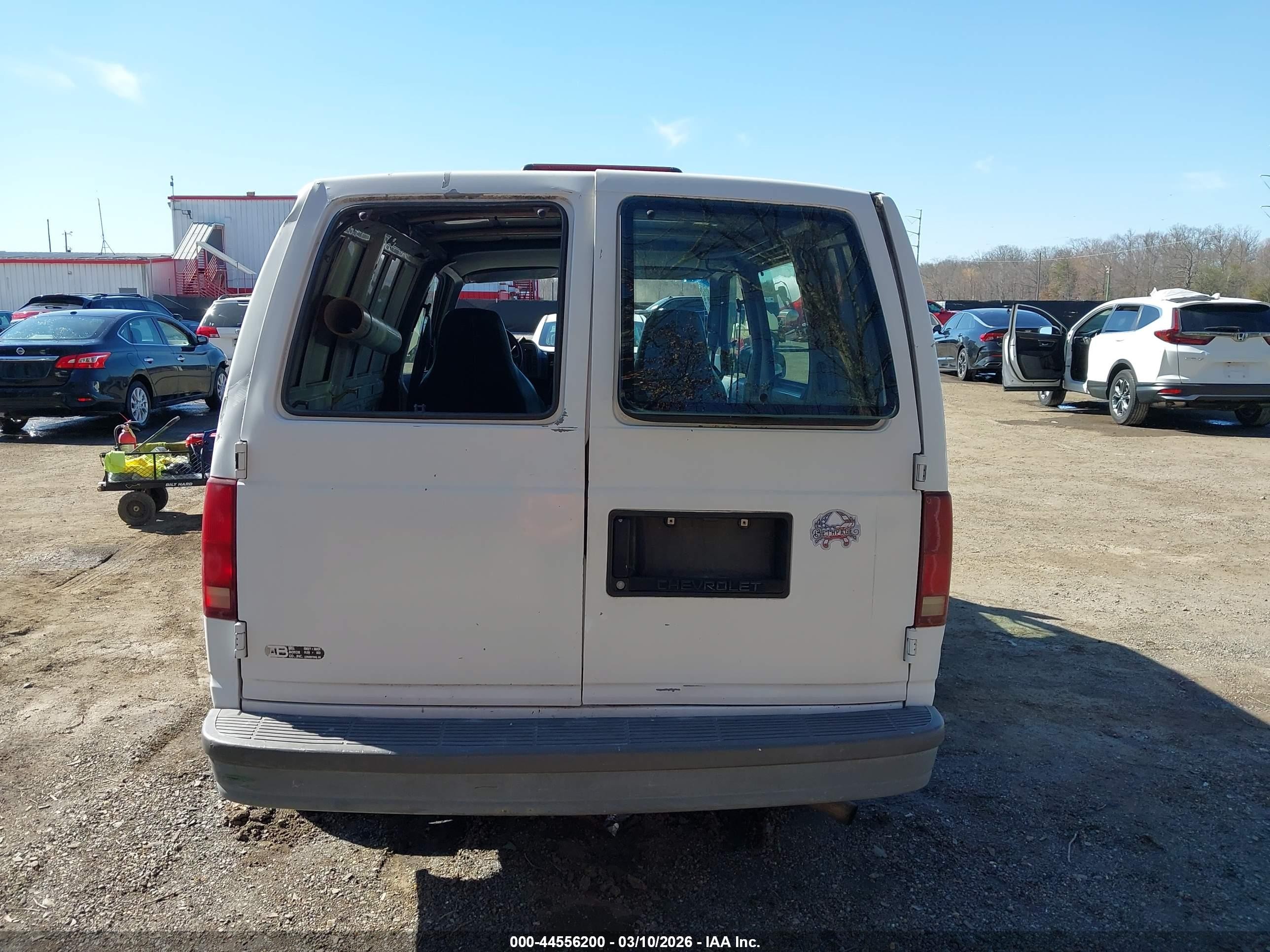 1995 Chevrolet Astro   White vin: 1GCDM19W8SB229178