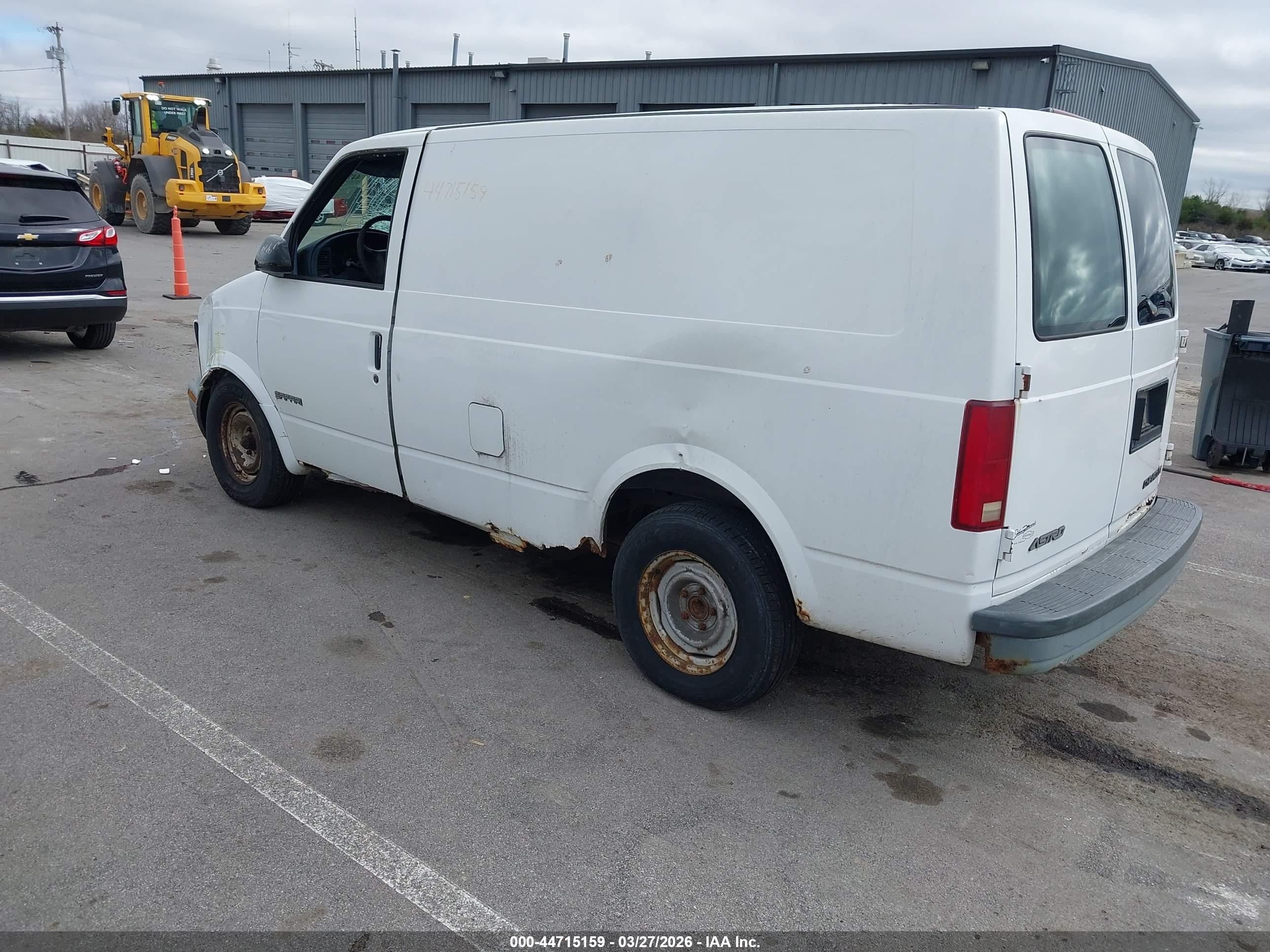 1999 Chevrolet Astro   White vin: 1GCDM19W8XB185724