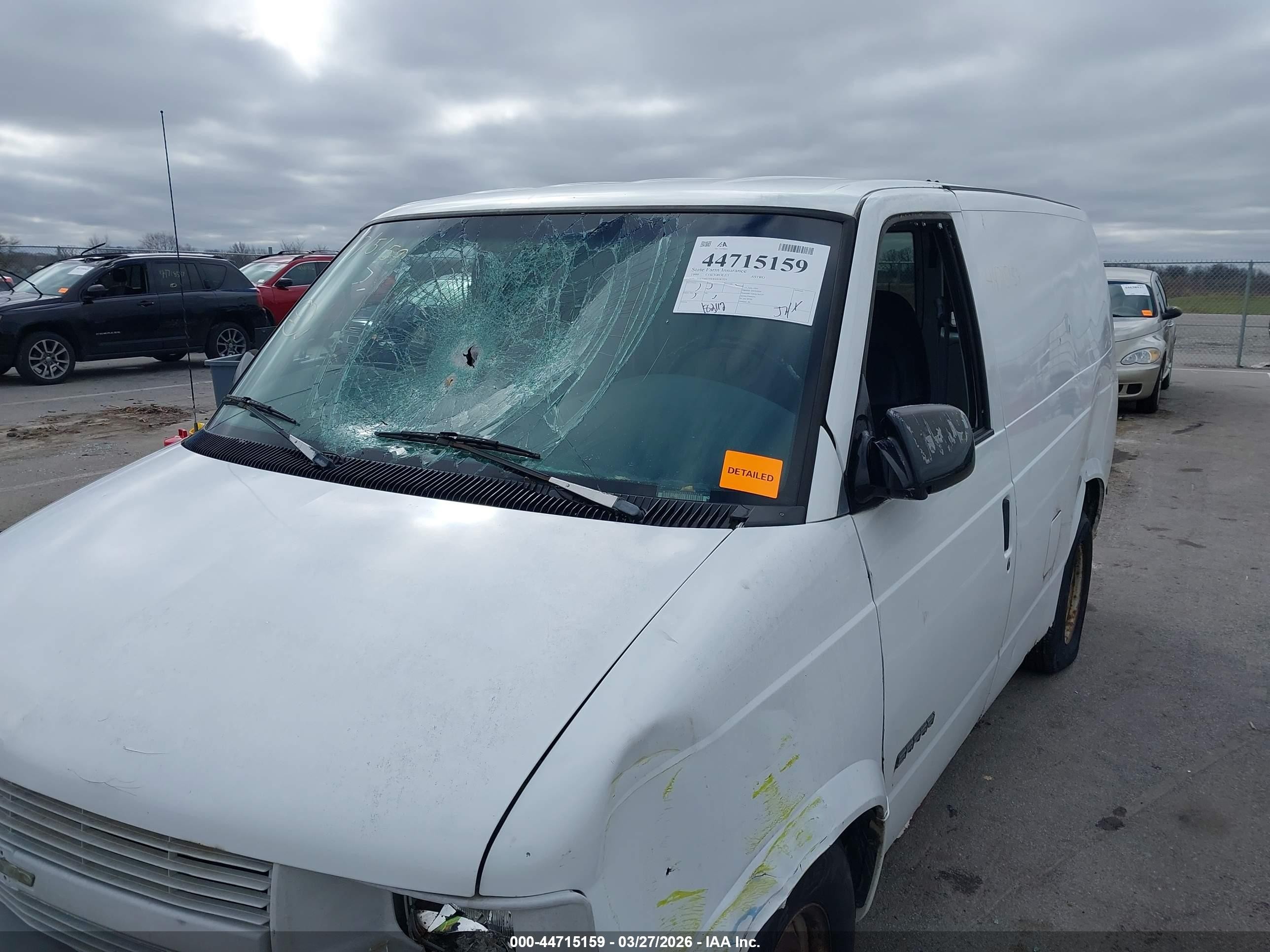 1999 Chevrolet Astro   White vin: 1GCDM19W8XB185724