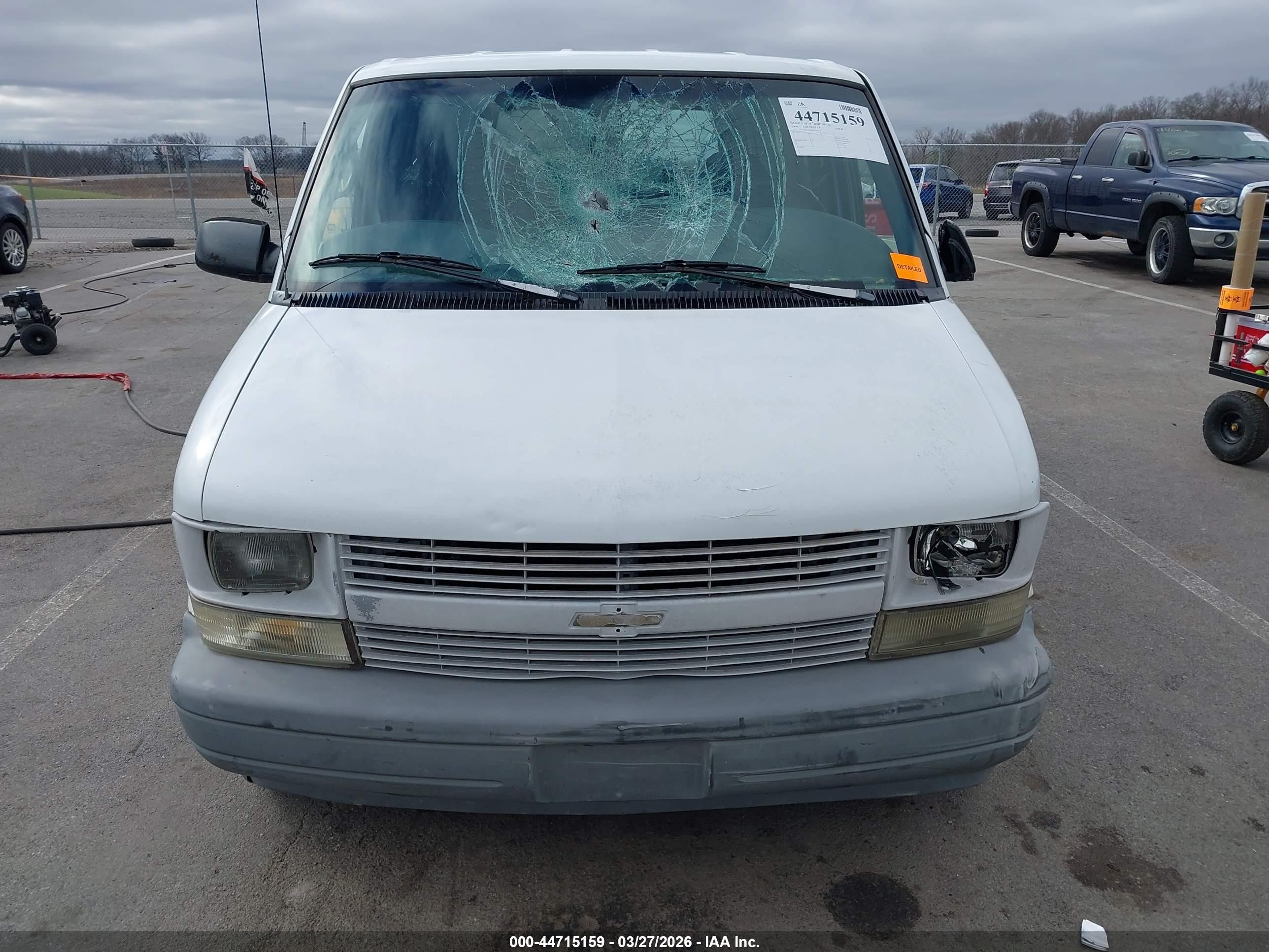 1999 Chevrolet Astro   White vin: 1GCDM19W8XB185724