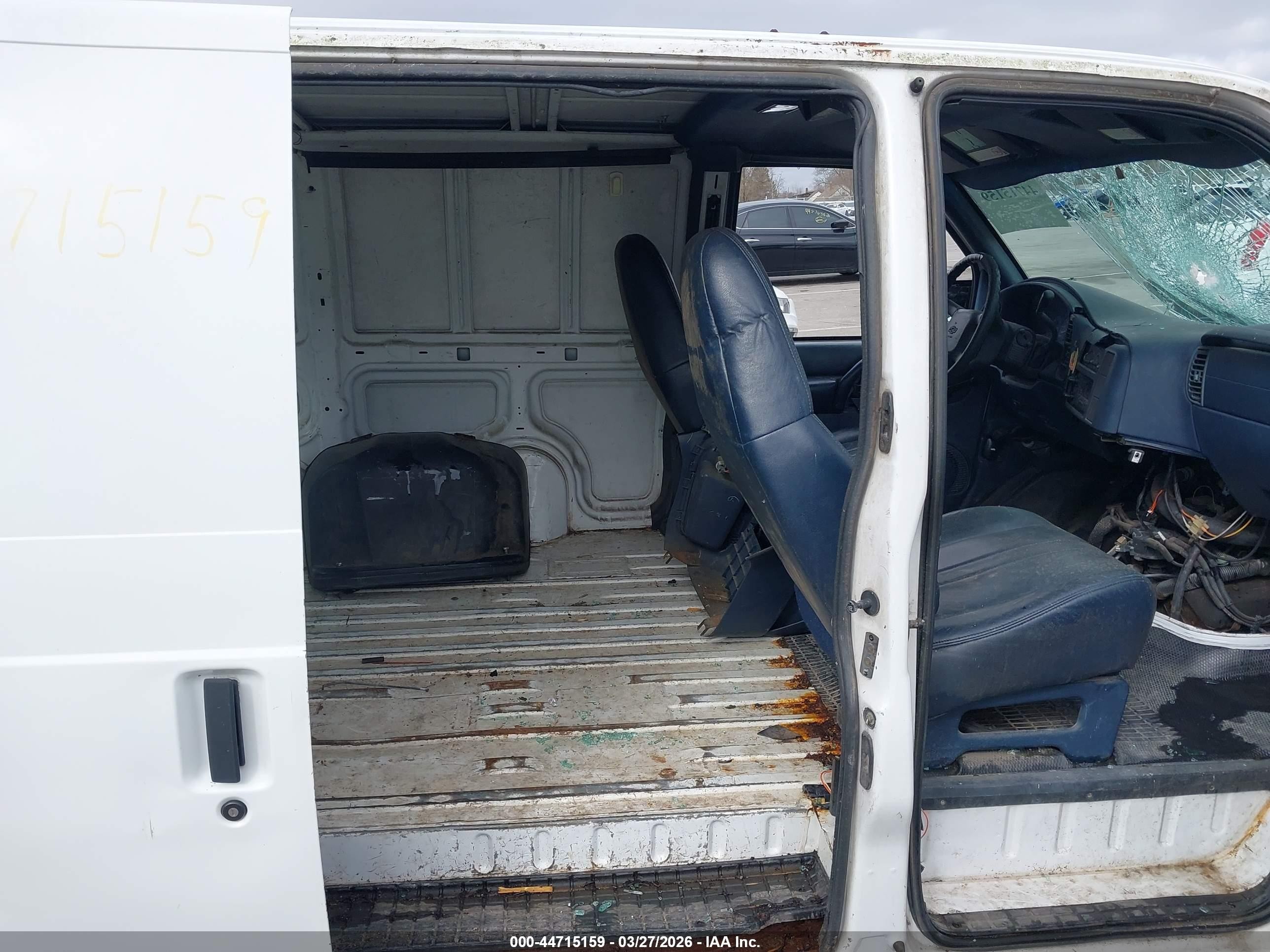 1999 Chevrolet Astro   White vin: 1GCDM19W8XB185724