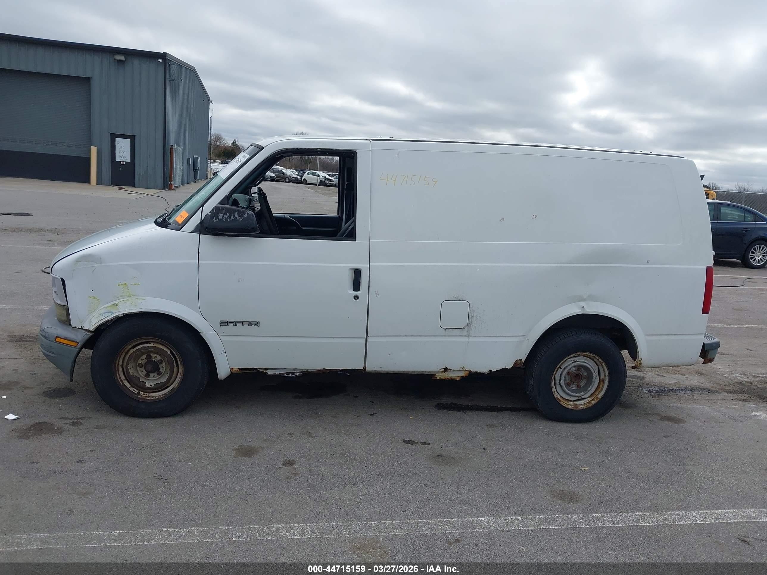 1999 Chevrolet Astro   White vin: 1GCDM19W8XB185724