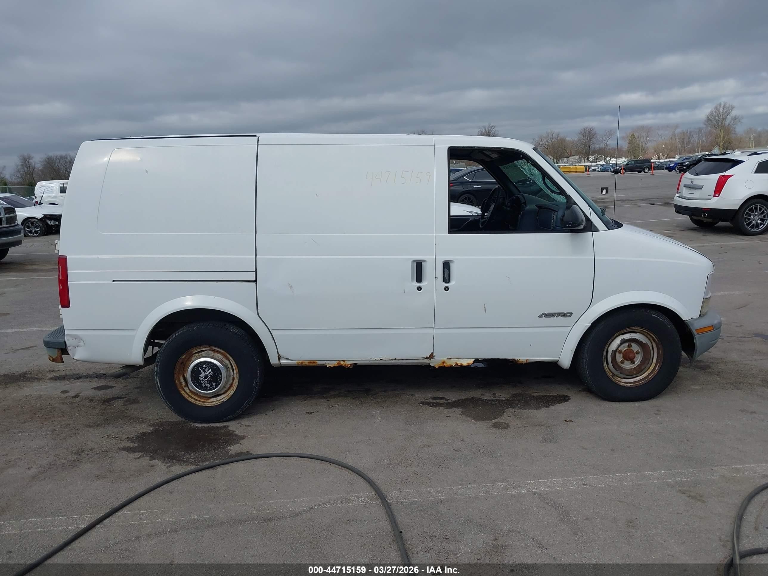 1999 Chevrolet Astro   White vin: 1GCDM19W8XB185724